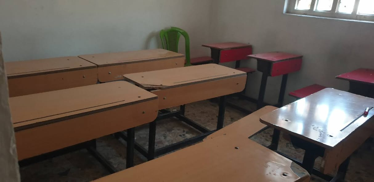 السلام عليكم ورحمة الله وبركاته
أغراض معهد للبيع :

رحلات كبيرة نفرين عدد 12
رحلات صغيرة نفر واحد عدد 16
كرسي جامعي عدد 9

كراسي استل ستيل جلوس رباعية عدد اثنين

كما موضح بالصور أدناه

المكان : بغداد مدينة العبيدي قرب السوق الشعبي 

للتواصل واتساب على الأرقام التالية :

***********
***********
***********
