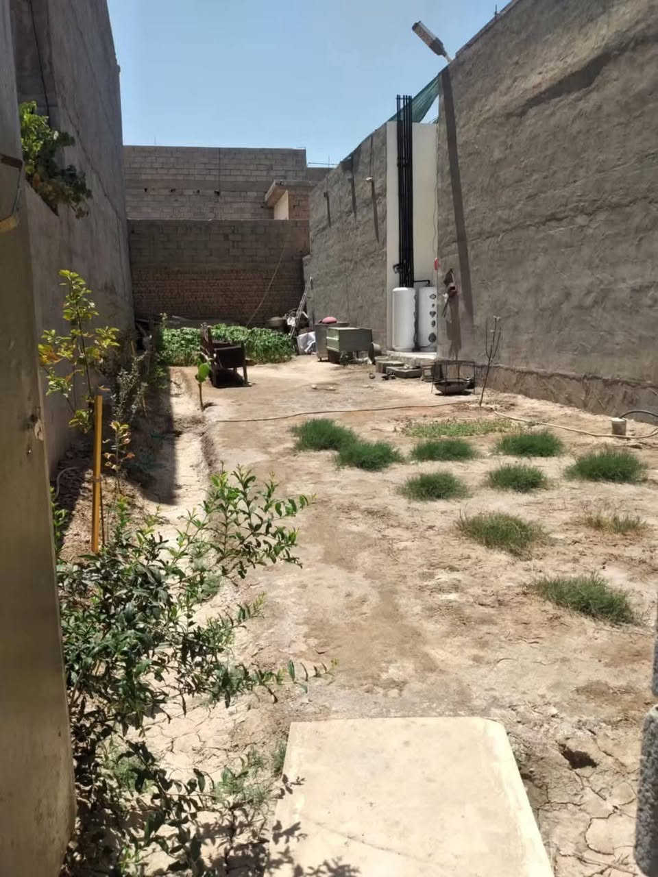 دارللبيع بناء حديث ٢٠٢٥المساحه ١٧٥ م مع قطعه جانب البيت ١٠٨ م المكان بهرز حي القادسيه  للاستفسار على الرقم ***********
