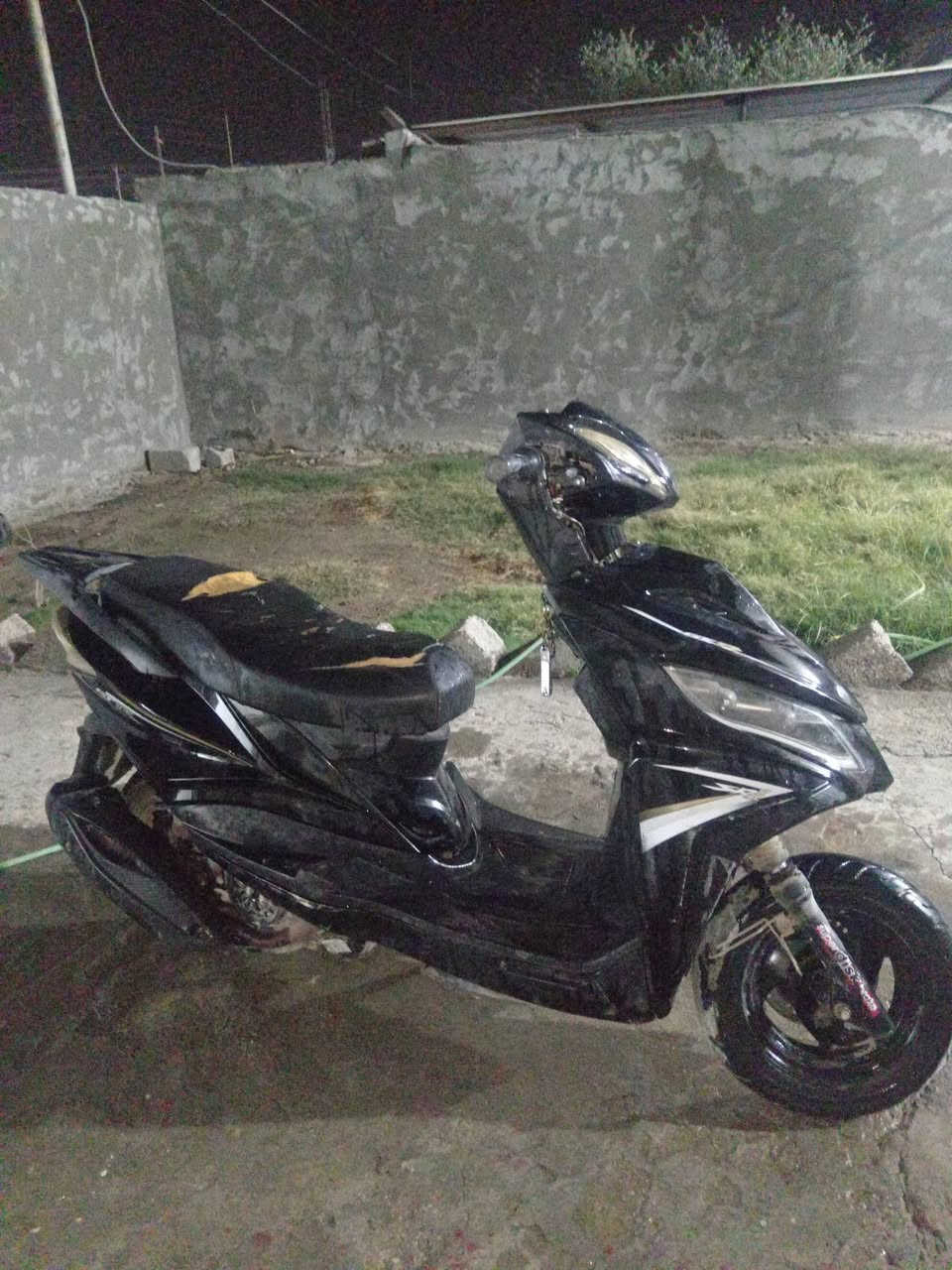 السلام عليكم
دراجه جامبو للبيع مفتوحه بوشه 
دراجه حلوه ونضيفه 
ابيع كوم حديد السعر 350وبيها مجاااال 
شغاله سلف اشاير عالي ناصي كهربائياتها كلها شغاله... 
***********
