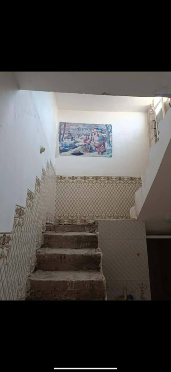 بيت مساحه ١٠٠ طابو صرف مطلوب عقاري تريد نقد تريد بقساطه  بناء حديث غرفه وصاله ومطبخ واستقبال وصحيات داخليه وخاؤجيه طابق الثاني بيتونه وغرفه نوم ثانيه حله ورديه خلف مستشفي الكفيل باقي التفاصيل اتصل ***********
