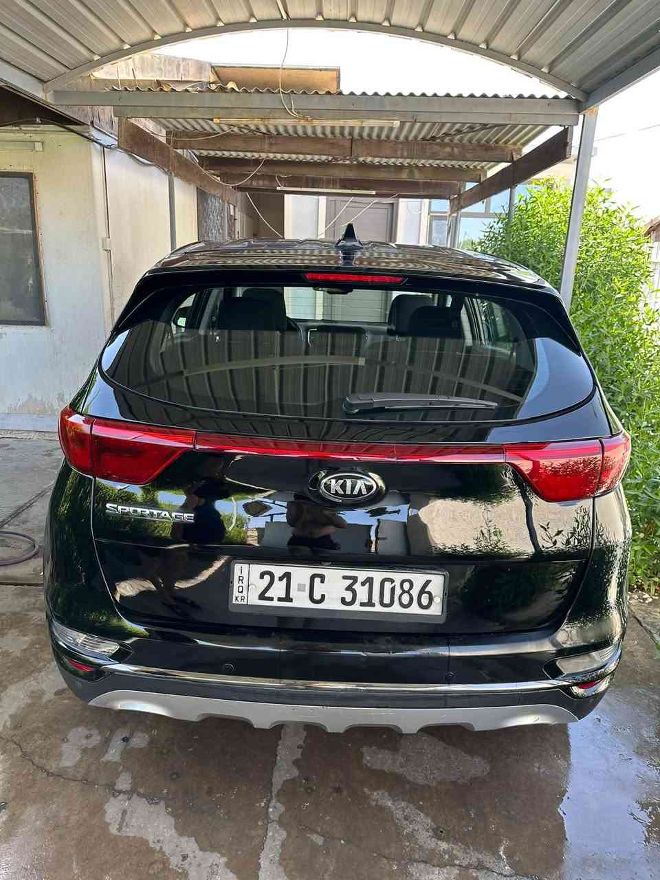🚗 كيا سبورتج - وارد أمريكي 🚗
المواصفات والتفاصيل:
 النوع: كيا سبورتج (Kia Sportage).  
 اللون: أسود ملكي نظيف جداً.  
 المسافة المقطوعة: 93 ألف ميل.
 المواصفات: وارد أمريكي.
 الرقيم: أربيل (أرقام إقليم كردستان).  
 الحادث: بسيط جداً (قبق جنطة فقط) وباقي السيارة بشرط النظافة.  
 الداخلية: دواخل مخمل أسود بحالة ممتازة ونظيفة جداً.  
 السعر: 155 ورقة ($15,500) وبها مجال بسيط للجادين.
📞 للتواصل والاستفسار: ***********

