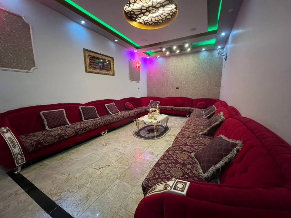 تخم ديوان تركي تقريباً ١٦ متر زواية اثنين مثل ماموضح بالصور جديد استخدام قليل لون بالحقيقة كلش حلو بسعر كلش مناسب لسعره السبب مستعجلين ع بيعته من اجل السفر للتواصل مع رقم الهاتف ***********
