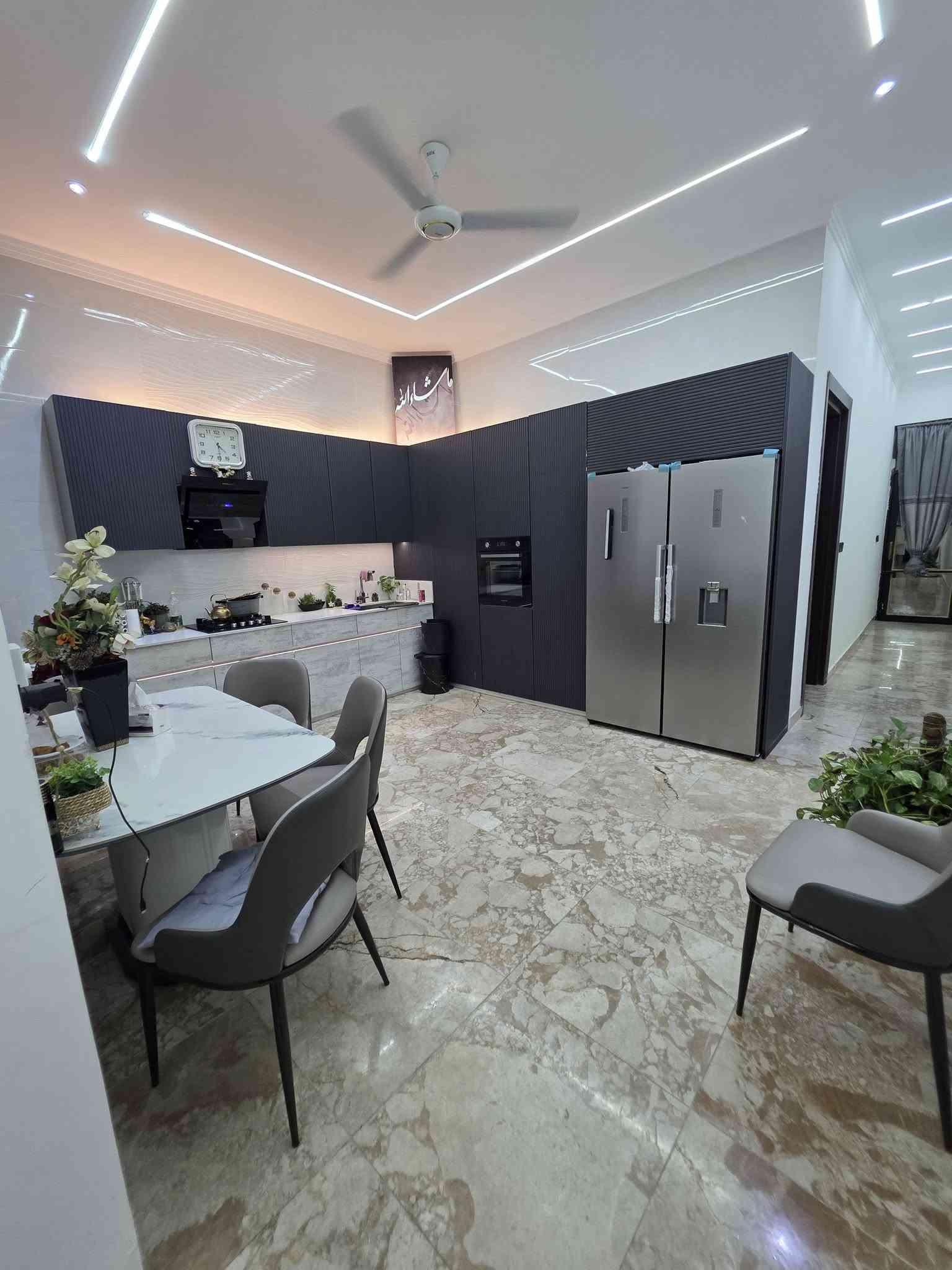 بيت ١٥٠ متر حديث واجهته ٥ ونزال  ٣٠ بناؤ فول ٤ غرف نوم سويت وحمام خطار وصالة واستقبال وكراج وحديقة مع الاثاث للبيع موقع الطالبية بضهر سوك البيضاء
***********
بيت ١٥٠ متر حديث واجهته ٥ ونزال  ٣٠ بناؤ فول ٤ غرف نوم سويت وحمام خطار وصالة واستقبال وكراج وحديقة مع الاثاث للبيع موقع الطالبية بضهر سوك البيضاء
