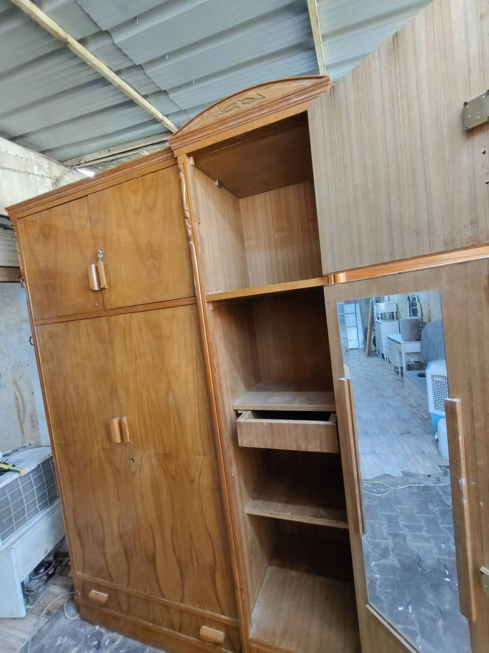 غرفه صاج وجهين بورمي راعيه مسويه 6ملاين هسه نريد سعر مليون 600وبيه مجال لشراي ***********
