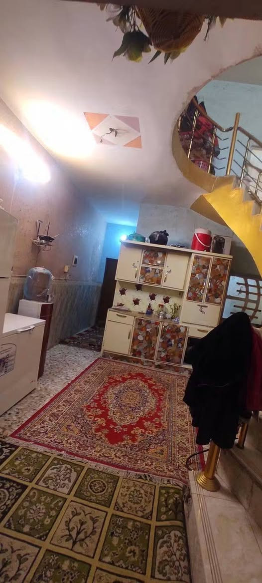 سلام عليكم توفر عندي بيت طابو زراعي سند 25 علطابو خلاني سند وكاله موجودات مساحه  100متر طابق واحد   جبها--- 4ونص. --ونزال23---- موقع البيت البلديات الضباط خلف الصحفيين قرب مدرسه زين القوس منطقه حي الامير منطقه كامله كل الخدمات مي مجاري كهرباء تبليط الاستفسار اكثر ***********--الرد واتساب ماسنجر
