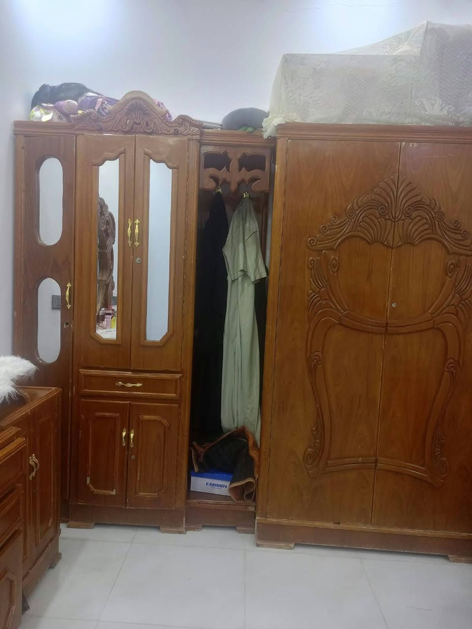 غرفة نوم • أثاث خشبي • بدون تفاصيل