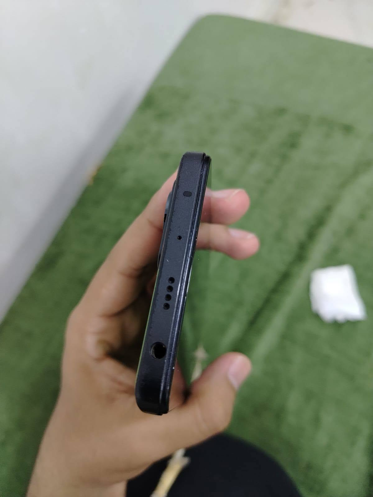 للبيع ريدمي نوت 12 برو بلس نسخة 5G .
المواصفات معروفة 
الشاشة FHD+ 120 فريم 
المعالج Diamancity 1080 مقارب للسناب دراجون 778g
120 واط سرعة الشحن مع بطارية 5000
كاميرا 200 ميگا بكسل كلش حلوة 
وبقية المواصفات أظن معروفة ما جاي يجي ببالي شيء ثاني . 
الظهر مكسور أكثر من كسر ممكن تبدله ممكن تعوفه أظن تبديله 15-30 ألف . 
مع كامل ملحقاته 
السعر 200 ألف 
مكاني النجف . 
***********
