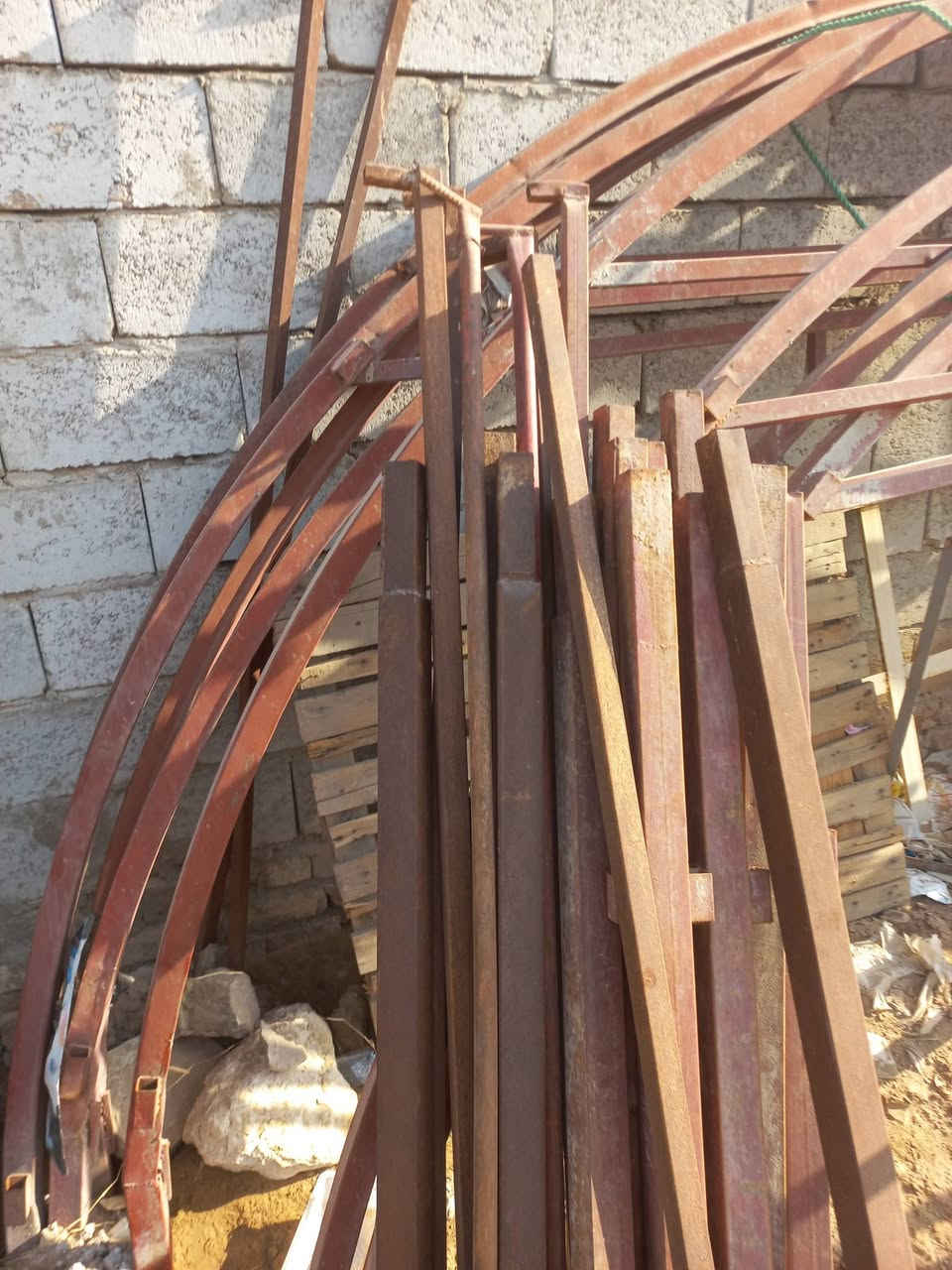 حديد جادر مقوس الطول ١٤متر العرض٤ونص الارتفاع ٣ مع قماش نظيف جدا للبيع المكان نجف ***********
