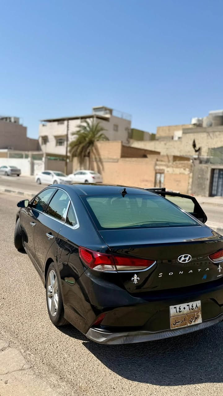 هيونداي سوناتا 2019 Limited أمريكي 🇺🇸
• مكينة 2.4 GDI أربع سلندر
• قوة 185 حصان
• گير أوتوماتيك 6 سرعات
• دفع أمامي
• صرفية زينة بالنسبة لحجم السيارة
• تانكي بحدود 70 لتر

⭐ التجهيزات:

• جلد كامل
• مقاعد أمامية تبريد وتسخين
• كراسي كهربائية للسائق والراكب الأمامي
• كرسي السائق كهربائي
• فتحة سقف بانوراما
• شاشة 8 إنچ
• Apple CarPlay + Android Auto
• سيستم صوت Infinity
• تشغيل زر
• دخول بصمة / سمارت كي
• كاميرا خلفية
• حساسات خلفية
• LED أمامي وخلفي
• الليد الأمامي يتحرك ويه الستيرن
• جنوط 18 إنچ
• مرايات كهربائية
• مثبت سرعة
• تحكم من المقود

🛡️ أنظمة الأمان:

• رادار أمامي وتحذير اصطدام
• فرملة طوارئ
• تحذير خروج عن المسار
• مساعد المسار
• مراقبة النقطة العمياء
• تنبيه حركة المرور الخلفية
• مثبت سرعة متكيف

🔧 ملاحظات السيارة:

• حادث خلفي
• بدون إيرباك
• رقم أربيل قديم
• السنوية تحتاج تجديد منتهية شهر 6
موقع السيارة في النجف 
رقم التواصل ***********
