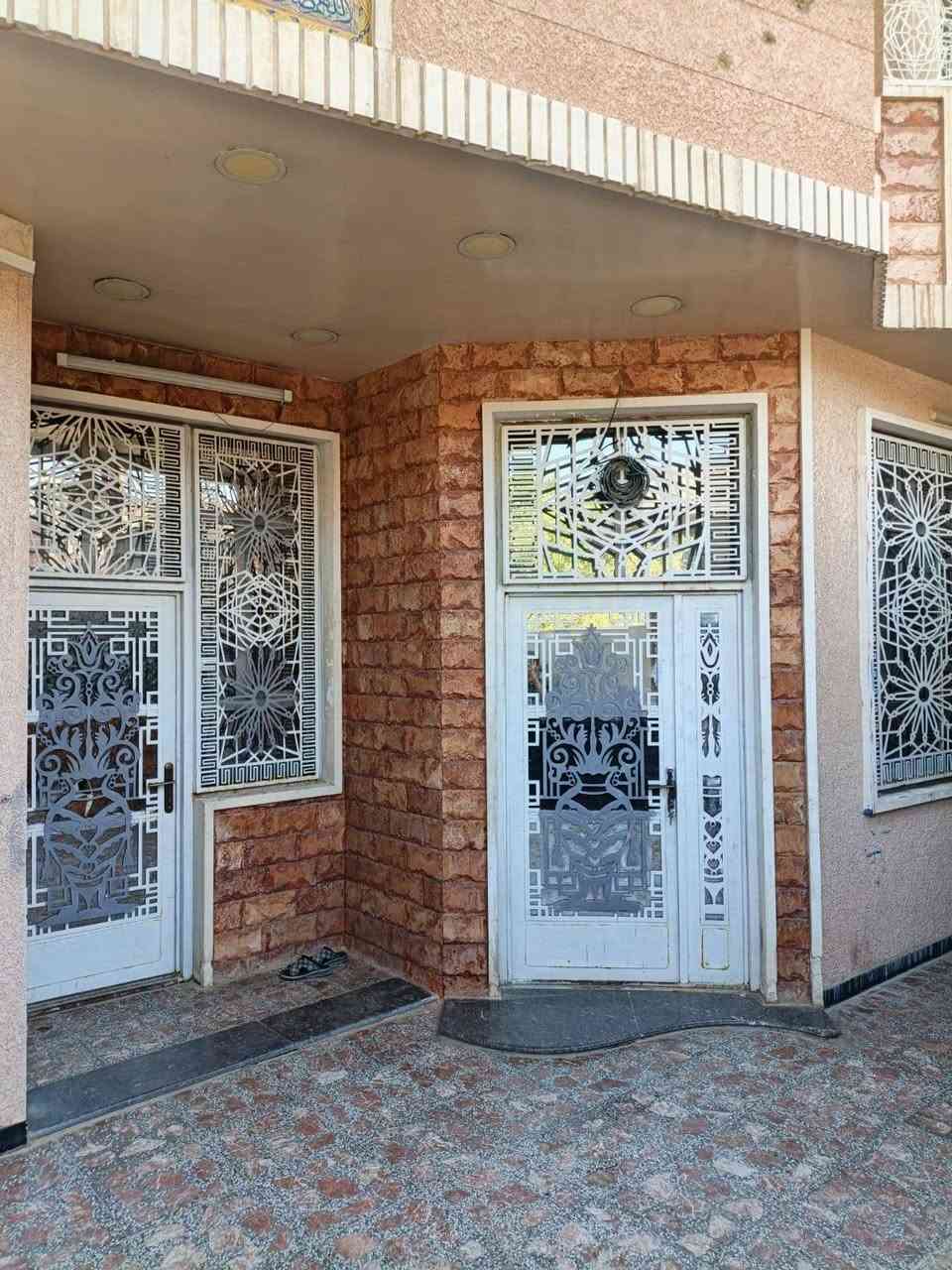 ‏السلام عليكم دار للبيع المساحه الكليه 200 متر
‏واجهيه 10 والنزال 20 البيت بناء حديث سنه 2023مربع مسلح بالكونكريت 
‏يتكون البيت من الكراج وحمام خارجي 
‏مطبخ حار بارد منظومه غااز خارجيه واستقبال وصاله مناور اثنين 
‏سته غرف نوم ثلاث حمامات وبلكونات اثنين 
‏سطوح كبار اثنين .. وبيت جاهز للسكن .. طابو ملك صرف 
‏عنوان منطقه الشعب الجمعيات خلف محلات عمار ابو الدهن قرب حسينيه قافله ام البنين الاتصال مباشر
‏***********
