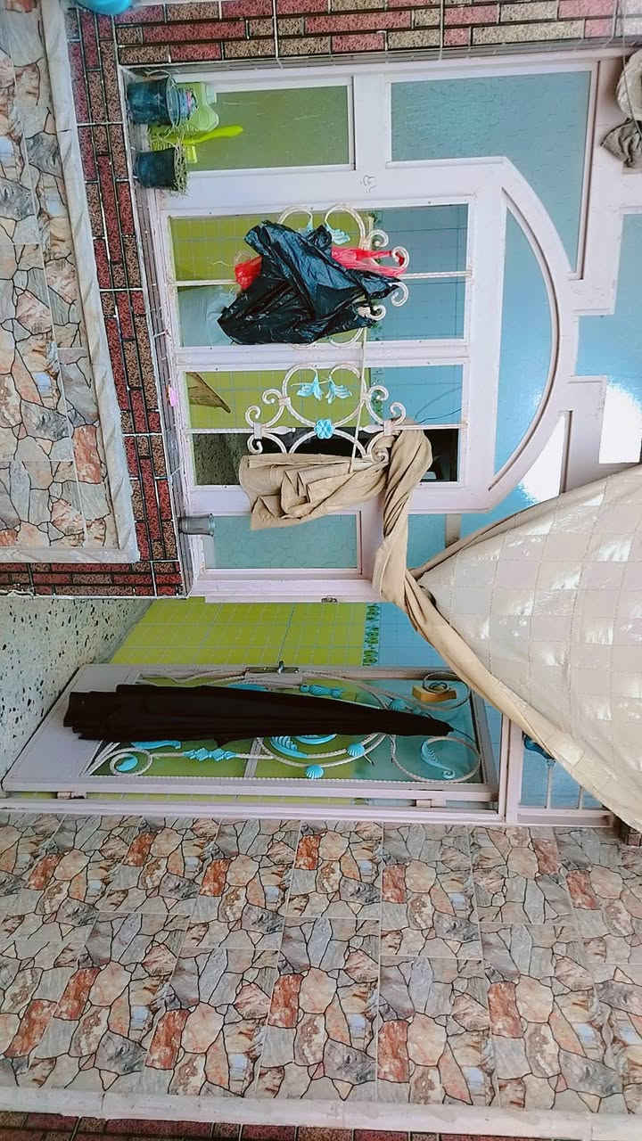 السلام عليكم بيت طابو زراعي سند 25 مساحته 125 متر مربعه  مكانة بشارع المطار القديم قرب صيدلية الألفة يحتوي على استقبال وغرفة وصالة وصحيات داخلية وخارجية ومطبخ ، طابق العلوي يحتوي على غرفتين وصالة وسطحين چبير وصغير السعر 40 بي مجال ***********
