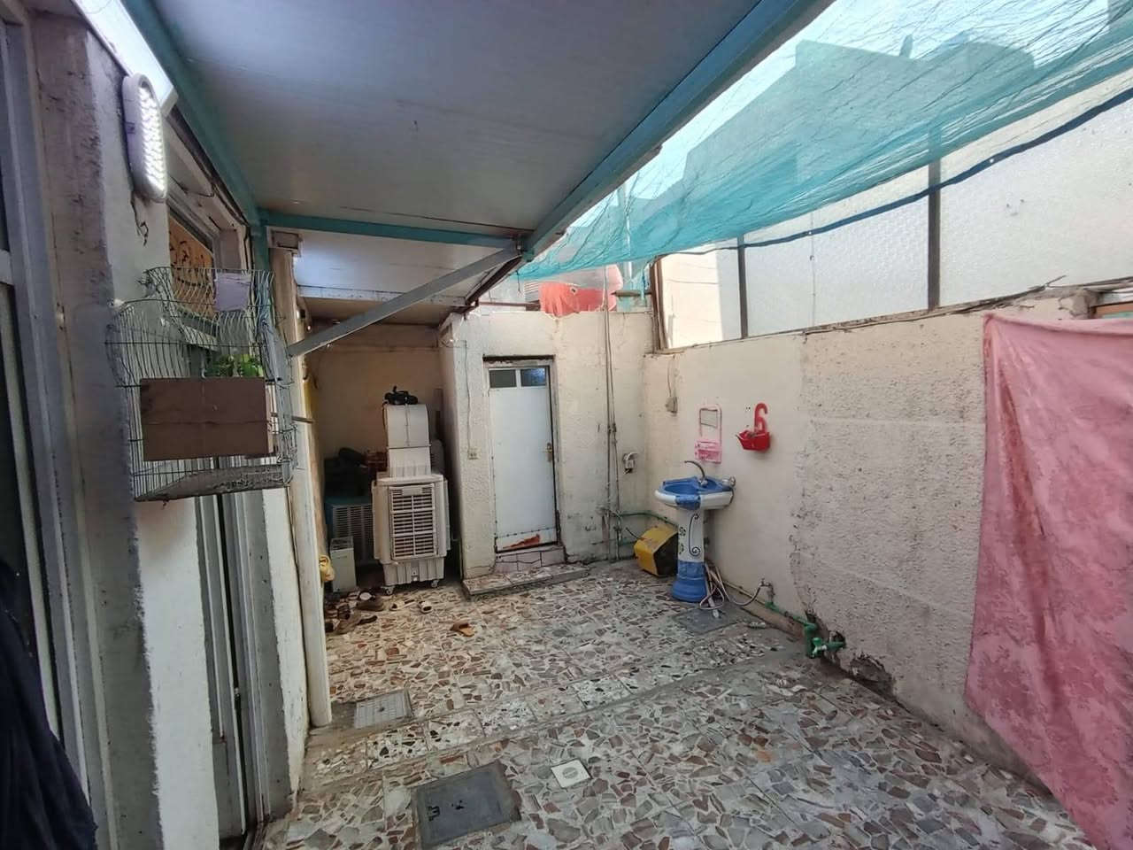 السلام عليكم بيت كامل للبيع المساحة 144بسمي تحويل مباشر قطاع 76 مقابيل 33 داخل فرع منه للشارع العام 
التفاصيل داخل المنشور السعر 190 وبي مجال بسيط 
للستفسار ***********

نص مكتوب في الصور:
- 7x4
- 4x5
- 4×4