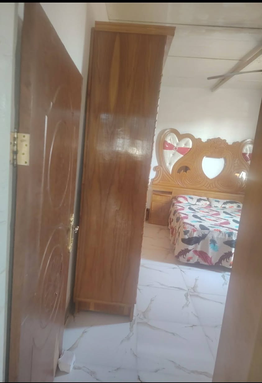 مشتمل ١١٠متر شارع المطار خلف حسينيه عبد العظيم من يم نزلة اهل المخضر شارع بيت ابو سلام الشجيري طرمه وصحيات خارجيه ستقبال ومدخل ثاني عل صاله وحمام وترك جانب الصاله والغرفه البيت كوله مطبك بورسلين سقف البيت سندويش   والبيت نضيف وماناقصه شي   سعره مناسب اني عارضه ب٣٨ مليون ***********

