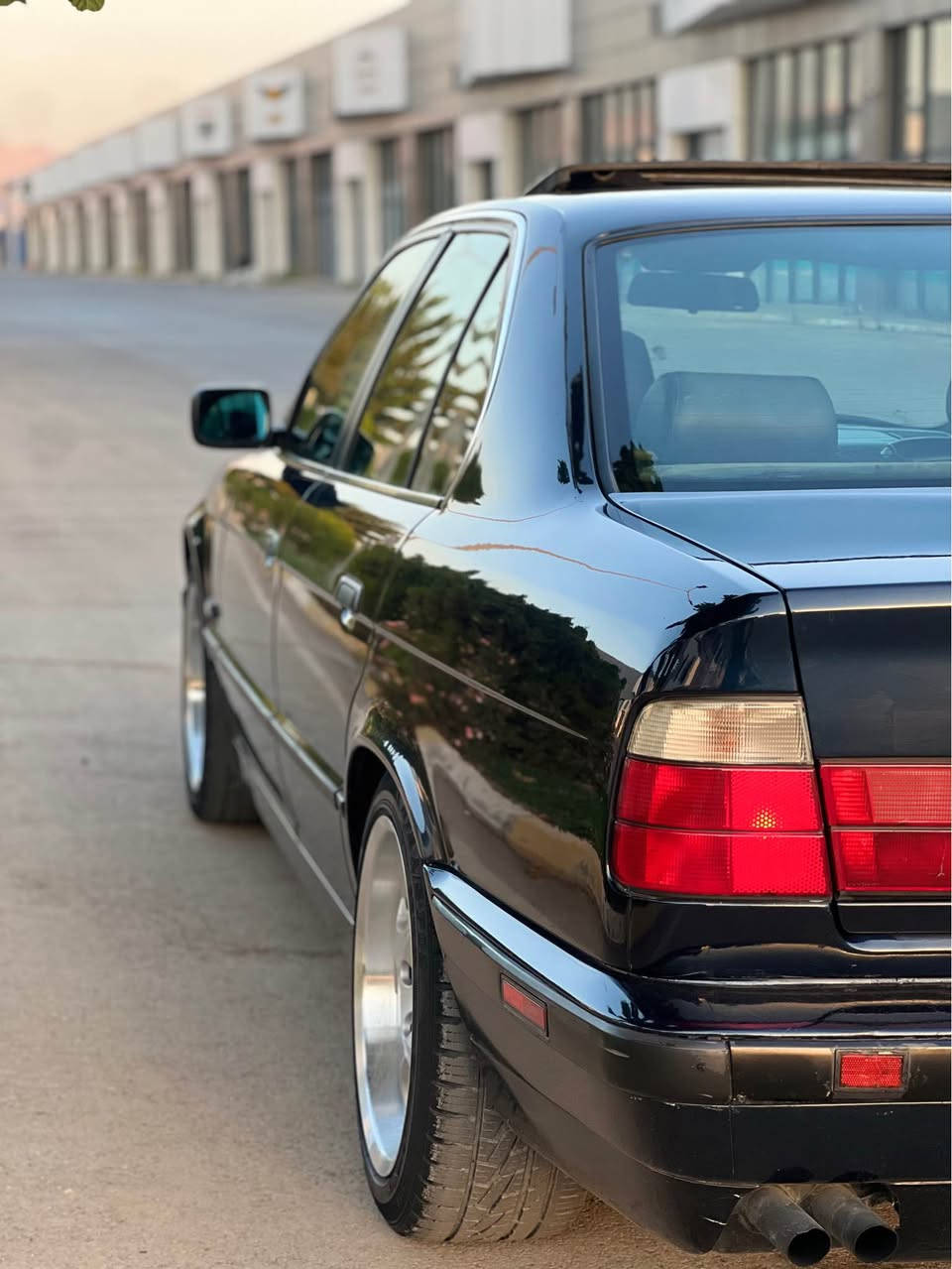 BMW525i
 مۆدیلی ١٩٩٣ گێڕ عادی 
رەقەم سلیمانی تا ٢٠٣٠ تازەیە 
سەیارەکە رەنگی نیلی تۆخە (دارک بلوو )
عام بۆیاخە بۆ جوانی بە بی دەعمو ساردە کوتو چەکوش یەک پارچەی نەگۆراوە هەمو گیانی لە سەر بیلادی خۆیەتی کوشنی بیلادی خۆیەتی جلدە سەخفی شاموایە یەک تاقم ویلی M5 ی بۆ بەسراوە شوختی نیە لایت دەبل نەو زەربی ناو رەشە گێرو مەکینەی ئەروپی لۆکی بۆ بەسراوە بە شەرتی ئەوەی ناو مەکینە سپی بیت وەک سفر بە شەرتی قوەت هەمو کارەبای بە شەرت تەجیلئ ئەلپاینم بۆ بەستوە ئەروپئ ئیم پی فایەرم بۆ بەستوە هەموی مەزبوت هەمو خەلەکان ئەنوسریت لە سەر شاشەکە تەبریدی بە شەرت مەزبوتە  بیلاد پەردەیە جامی دواوە هەمو مواسەفاتەکانی ئیش ئەکات یەک مەسرەفی تیا نیە هەمو سێرفز کراوە هیچی پێویست نیە سەیارەکە لە نزیک بازیانە. داوای ٧٨ گەلاو معامەلەی لی ئەکەم هەمو گیانی بە شەرت ئەدەم 
*********** السليمانية, العراق
