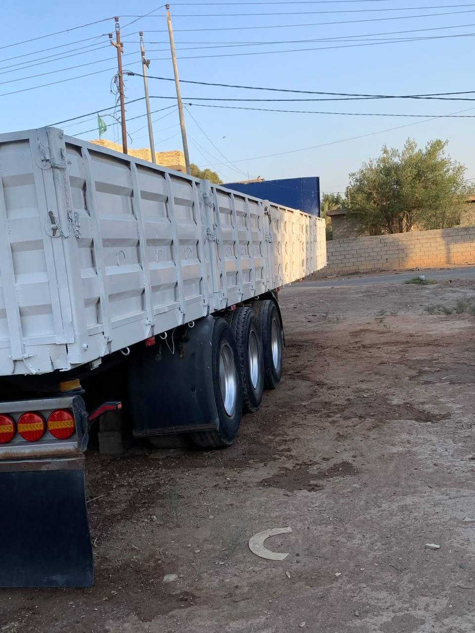 سلام عليكم عربانة أوربية تاير 22.5 كاملة هوى كهربائيات تايرات نص عمر جناب متر  للاستفسار  تصال على ***********

