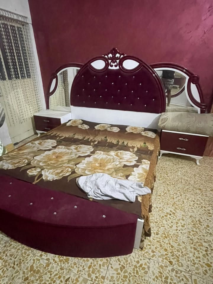 السلام عليكم اخوان غرفه للبيع كامله السعر 300 مكانها بغداد الجديده للاستفسار اكثر ***********
