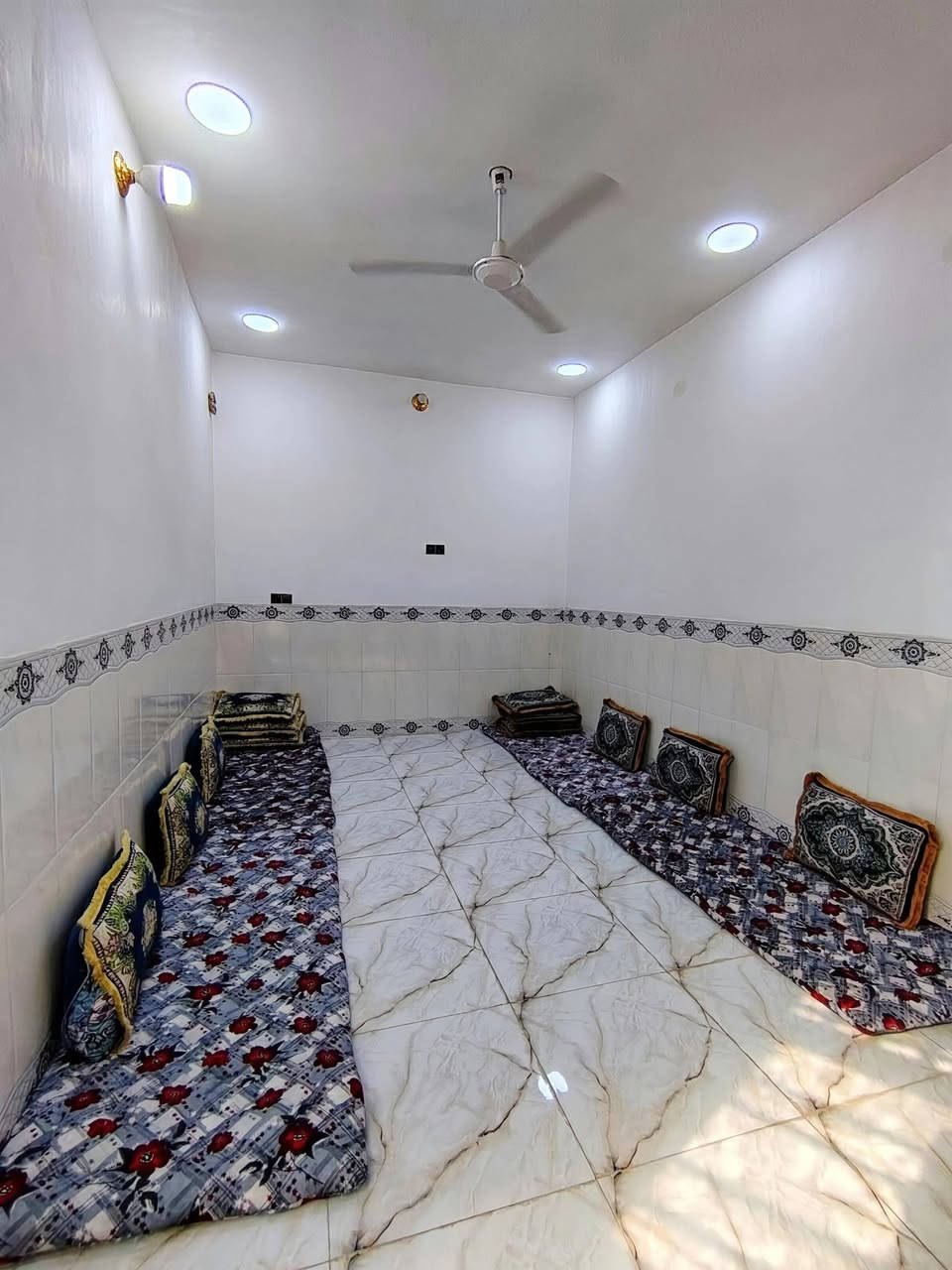 مشتمل طابقين طابو ملك صرف للبيع
حي الرسالة خلف مطعم حمادة الثاني
مساحته ١٣٥ متر بأسمي تحويل مباشر
غرفتين نوم وصالة ومطبخ واستقبال 
الطابق الثاني غرفتين بدون قاطع وبيتونه 
ملاحظة:
الطابق الأول جاهز من كلشي 
الطابق الثاني نقص لبخ وارضيه 
السعر 90 مليون الرقم ***********

نص مكتوب في الصور:
- ***********