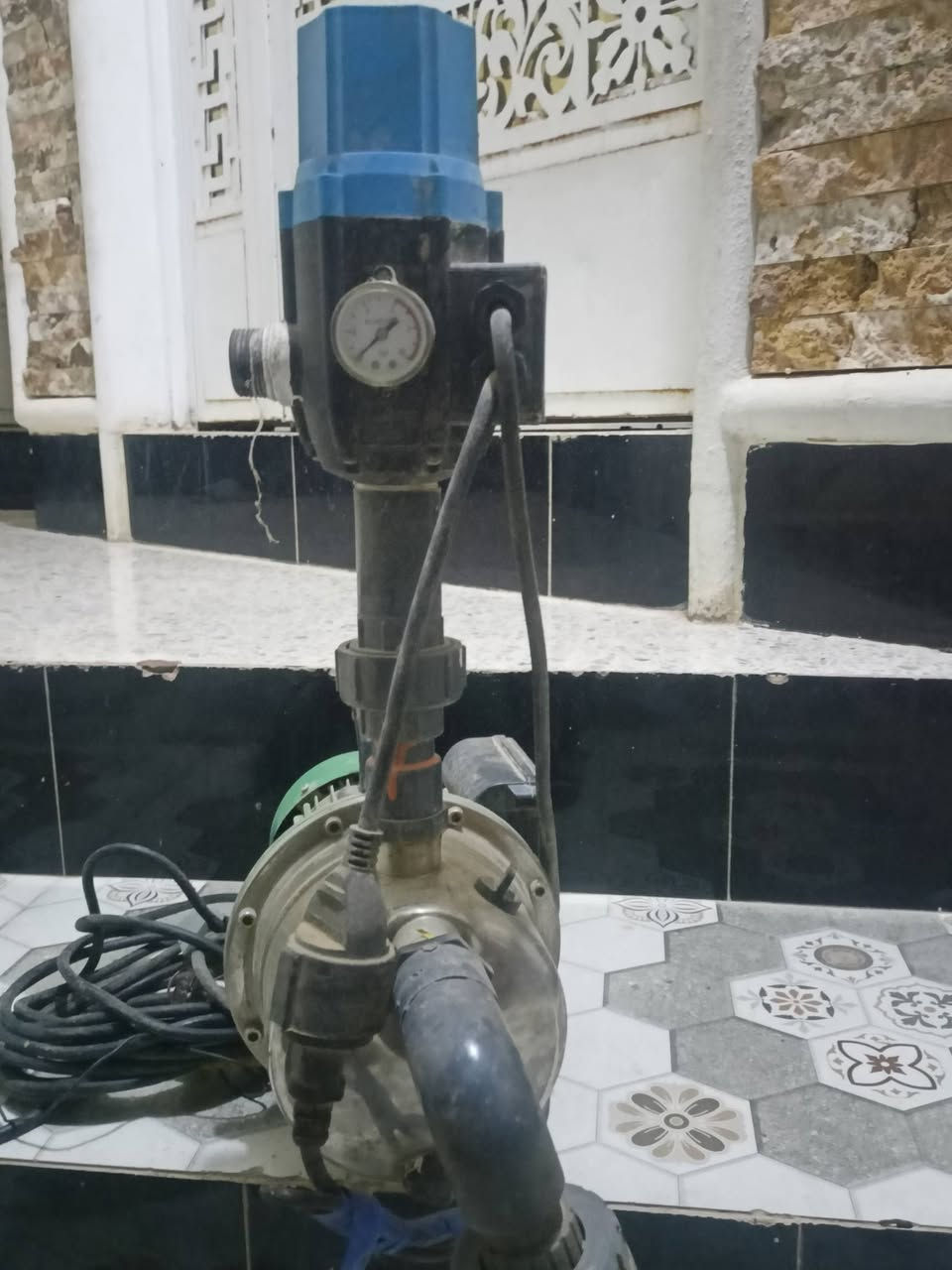 مضخة ماء منزلية Garden مع نظام تشغيل أوتوماتيكي وعداد ضغط.
🔹 الضغط: يصل إلى 9 بار
🔹 النوع: مضخة ماء أوتوماتيكية
🔹 الموتور: كهربائي
🔹 البدن: ستانلس ستيل
🔹 التحكم: كنترول أوتوماتيك للتشغيل والفصل
🔹 عداد ضغط: موجود
🔹 مناسبة لرفع وتقوية ضغط الماء للبيوت والخزانات
🔹 المضخة مستعملة وحالتها حسب الفحص والتجربة
العنوان ديالى بعقوبة بهرز ***********
