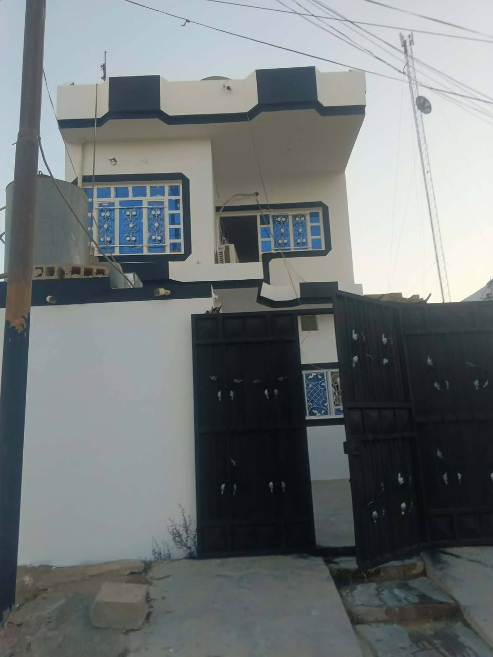 🏡 دار طابو للبيع 🏡
📍 حي الطين / فرع أسواق خالد جميل
📐 المساحة: 115 م²
🟢 الطابق الأرضي:
• استقبال
• مطبخ
• هول داخلي
• حمام
• غرفة نوم
• درج للطابق الثاني
🔵 الطابق الثاني:
• 3 غرف نوم
• هول
• حمام ومرافق مشترك
• درج يؤدي إلى البيتونة
🟣 البيتونة:
• القياس 5 × 5 م
✅ ملاحظة: البيت من الداخل صب وليس كاشي.
📞 للاستفسار: ***********
