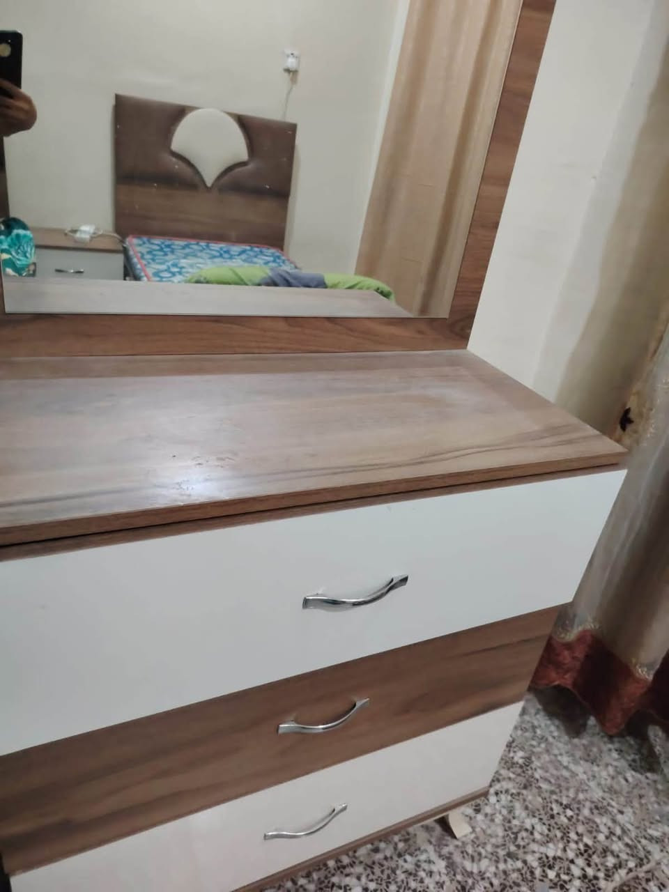 ️ غرفة نوم للبيع بحالة جيدة جداً
غرفة نوم كاملة بتصميم أنيق ولون خشبي مميز 🤎
تتكون من:
• تختين مع رؤوس سرير
• كوميدينات
• تسريحة مع مراية
• دولاب ملابس كبير
• تصميم عملي وأنيق

مناسبة جداً لغرف النوم أو الشباب.

📌 الحالة: مستعملة ونظيفة
💰 السعر: [450 بيه مجال ]
📍 الموقع: [بغداد السكان

للجادين فقط، للتواصل: [***********
