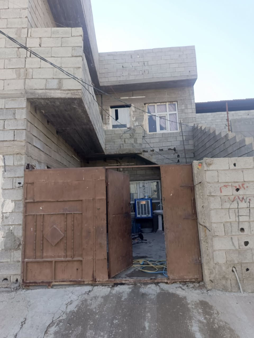سلام عليكم بيت للبيع الصياده مساحه 150طابقين خلف التجاري اول فارع ع شارع
قرب جامع دكتوره اديبه محمد ***********
