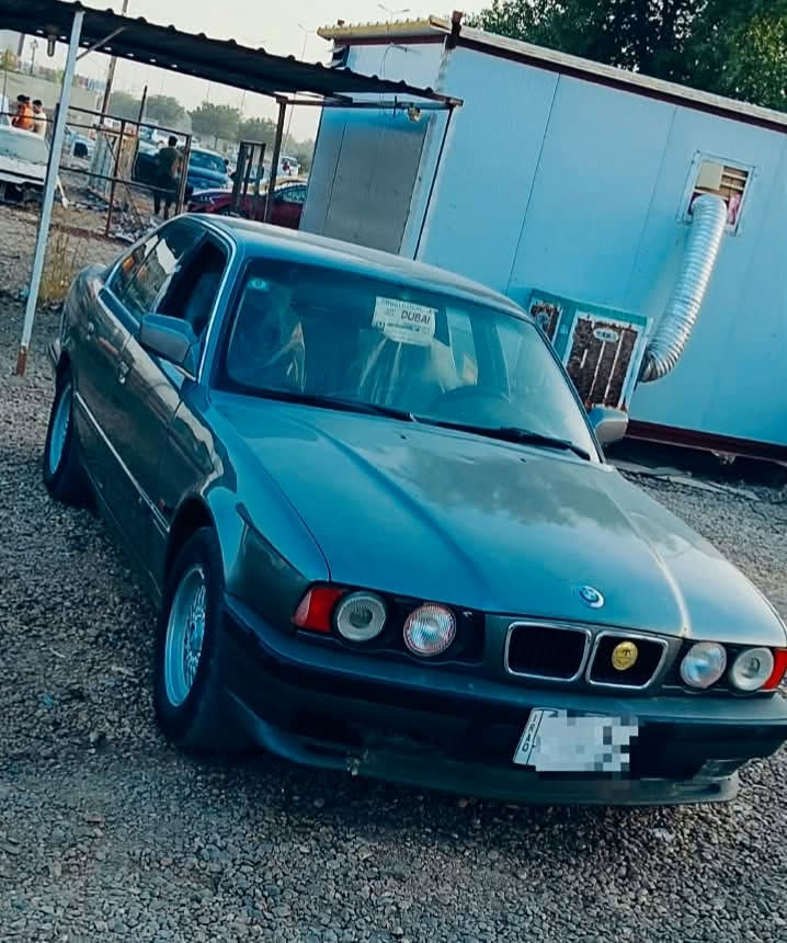 BMW/535/1992
سلام عليكم بيع سريع السياره كير أوتو مكينه مفتوح خير من الله رقم أنبار 
صدر أمامي خلفي جديد سستم صوت صالنصه رياضي السياره حلوه وجاهزه السعر٤٠بيها مجال قليل ***********
