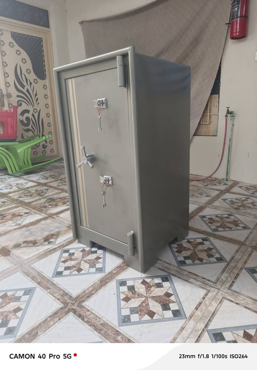 قاصه  للبيع حجم ثقيل وزن 290 كيلو ارتفاع 1م عرض 53 عمق 50  ضد الحريق والكسر تصلح للبنوك ومكاتب الصيرفه  *********** عنواني صلاح الدين ، بلد
