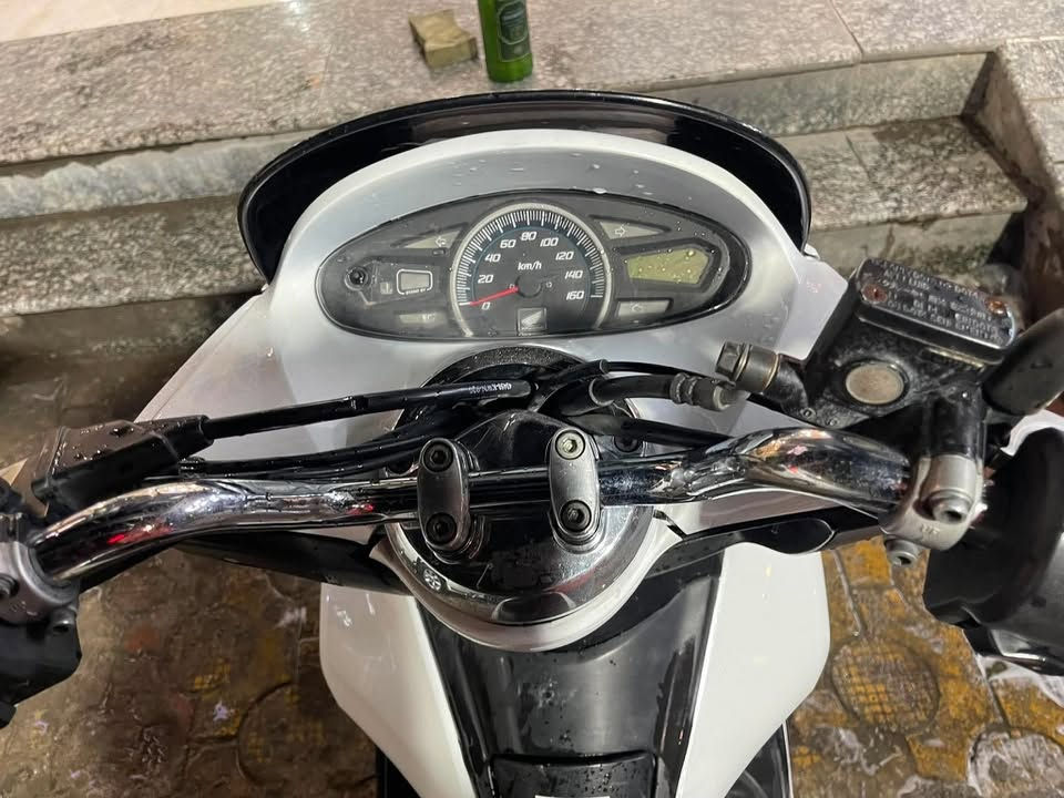 السلام عليكم دراجه pcx جيل اول محرك 125cc مكفولة المحرك مداخل عليه درنفيس امانة اللّٰــــه مال جناي مستعجل على بيعتها تجي تشوفها كدام عينك وتفحص  يله تاخذها  شلعة ومعدل خير من اللّٰــــه اللّٰــــه يشهد  خرسة ما بيها صوت رايدها بمليون و٦٠٠ وبيها مجال للشراي بغداد شارع فلسطين  ساحة بيروت هذا رقمي ***********
