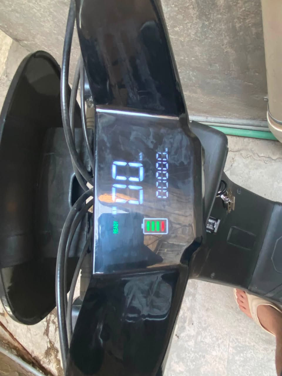 سلام عليكم دراجه شحن E-bike  شركه عالميه للبيع استخدام اقل الشهر والوصل موحود كامل المميزات اشاير لد لايت زينون مقعدين وتحتوي على 4 بطاريات( كبار) وشاشه ديجيتال تحديد اي عطل ممكن يصير وتحتوي على سويجين وبصمتين وتنبيه نظام سرقه ودراجه كامله بحاله الوكاله ‼️ استخدام اقل الشهر السعر375  وبيه مجال الشراي تواصل على الرقم *********** العنوان بغداد كراده

