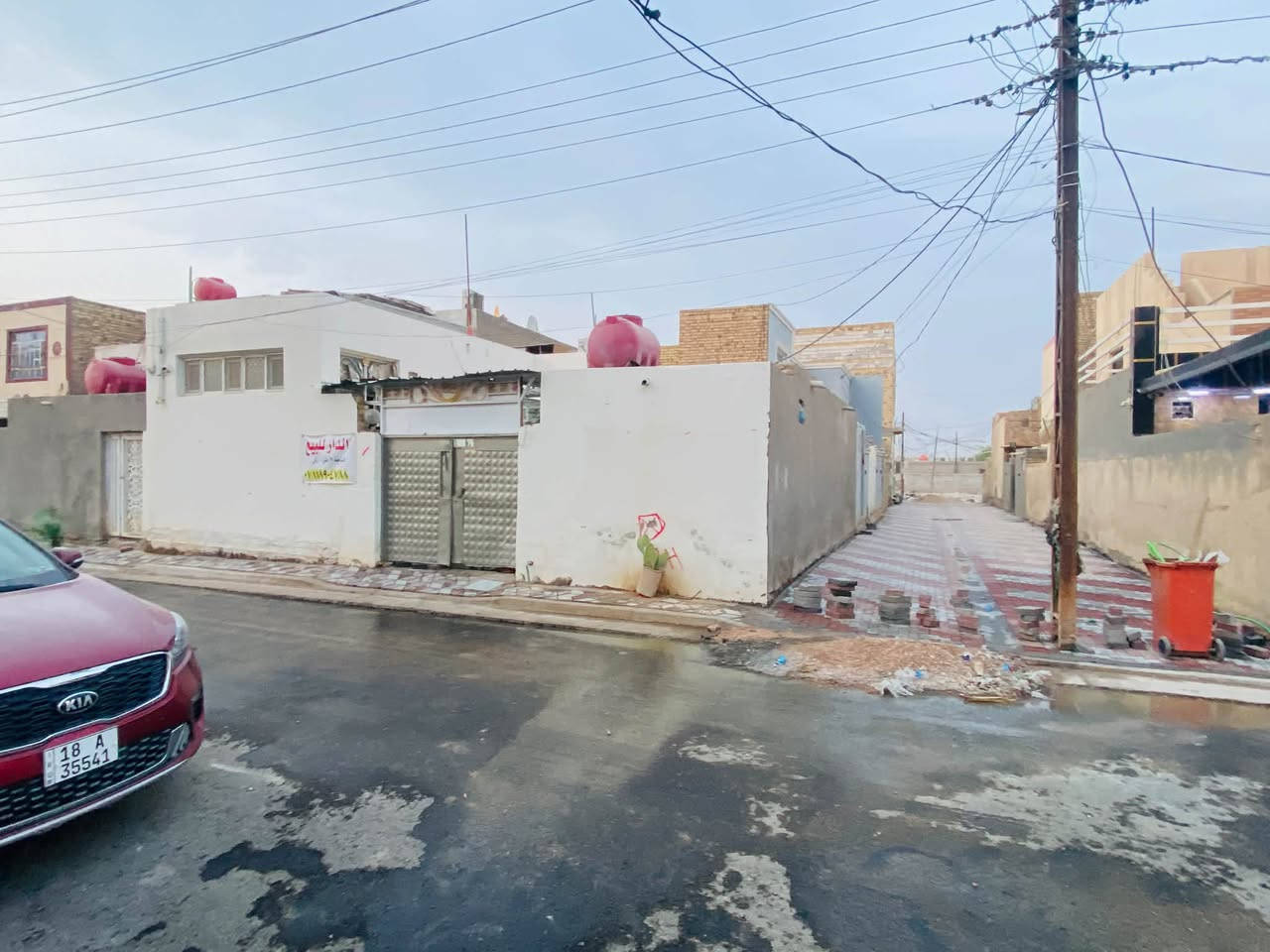 بيت  ركن للبيع في شارع الوكفه في حي الجمعيه مساحة البيت 120 متر مربع 
يحتوي البيت على:

-غرفتين نوم 
-استقبال
-مطبخ 
-طارمه 
-صحيات 
للاستفسار أكثر /*********** خط أو واتساب
