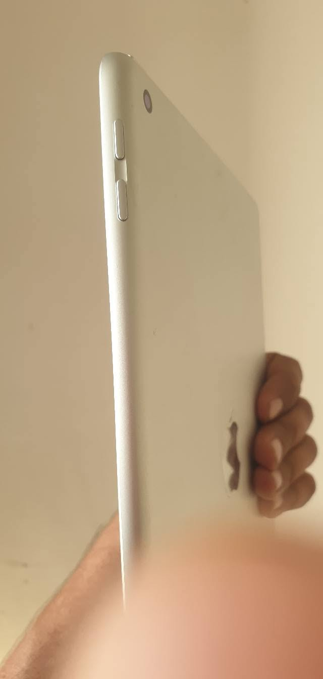 ايباد الجيل السادس • ٣٢ غ.ب. • بطارية ١٠٠٪