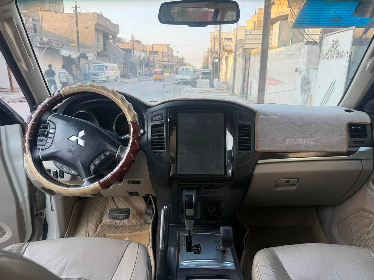 بايجيرو حبتور فول فتحت سقف
كشن كهرباء 

بصمة تشغيل عن بعد 

تبريد ويا سويج ٣ قطع

ثلاجة 

٧ راكب 

لايت زنون 

كفالة من صبغ  

بيهة بس مكانين بارد جدا بسيطات 

تخم تاير 

باتري جديد 

كير مكينة اكسل خير من الله 

سيارة بيهة منضومة غاز 

سيارة بغداد 

سعر ١٣٠ بيهة مجال
***********
