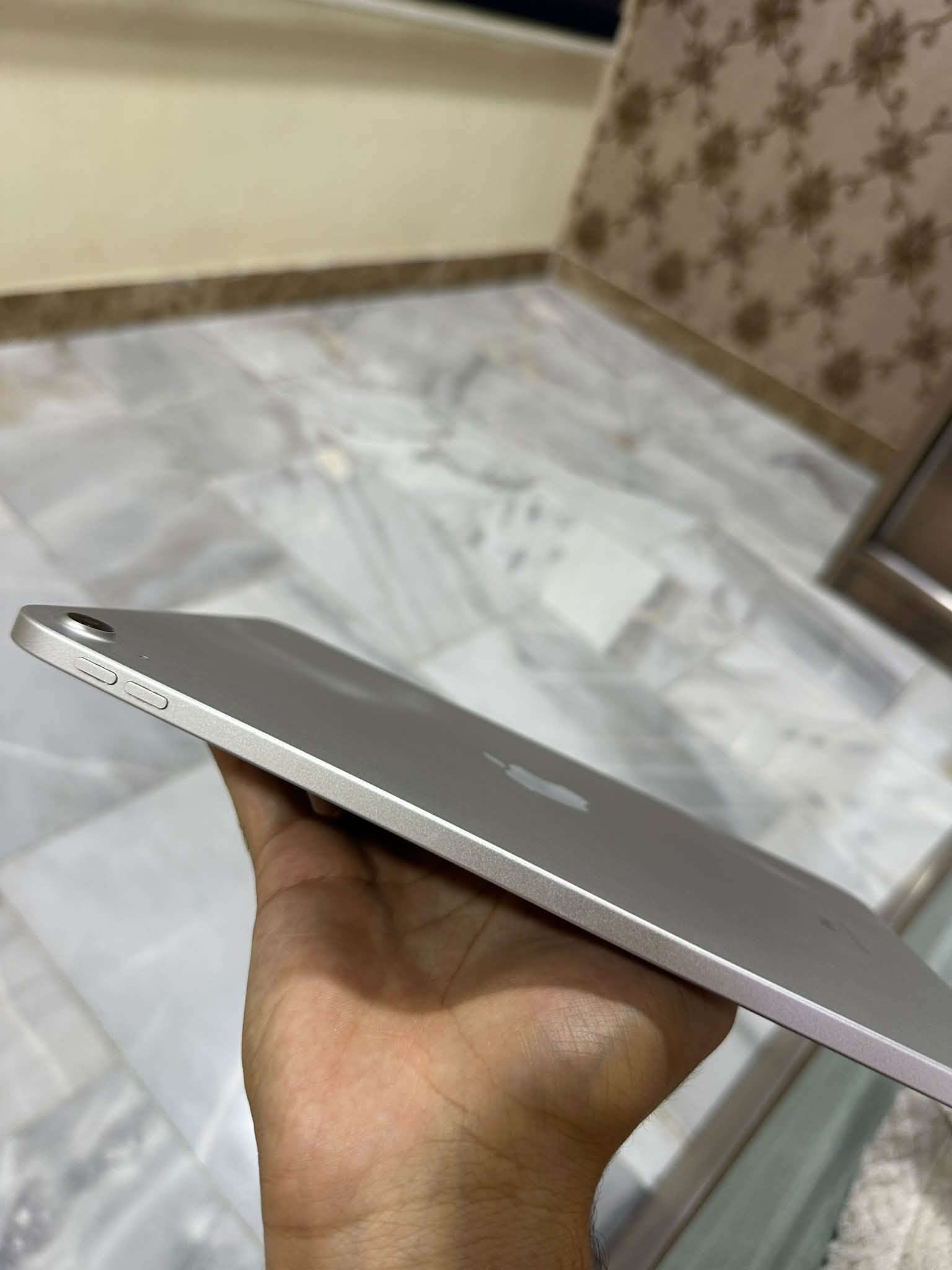 السلام عليكم 

ايباد 10 معالج A16 ذاكرة 64GB بطارية 85% من الحاسبة نظافة عالية مداخل تصليح ولا مبدل بي أي شي وكلشي بي سليم وشغال نظافة 90% مثل ما مووضح بالصورة الكلاسة فقط بيها طبع اصبع اثر استخدام مثل ما موضح وما مأثرة ابد ملحقاتة شاحن كامل و كفر وكارتونة
سعرة قفل 360 الف 

مكاني البلديات 
واتساب ***********
