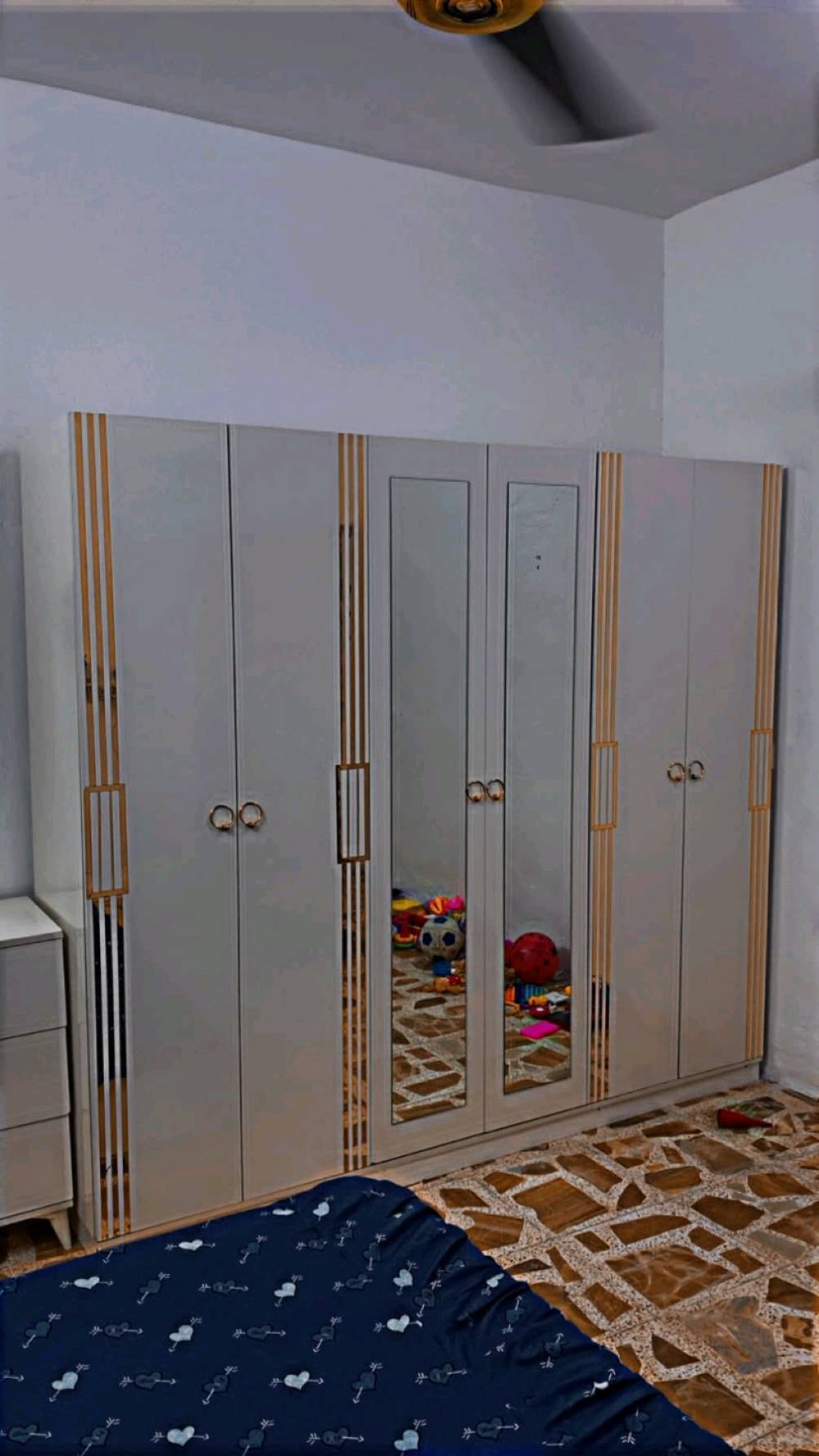 السلام عليكم غرفة نوم للبيع نضيفة فقط ميز تواليت مفطورة جامتة و جامتة الابلادية مربعة اني حاطلة جامة بل طول جامتة مربعة السعر 450 و بيها مجال عنواني بغداد الشعلة قطاع 7 رقم الهاتف ***********