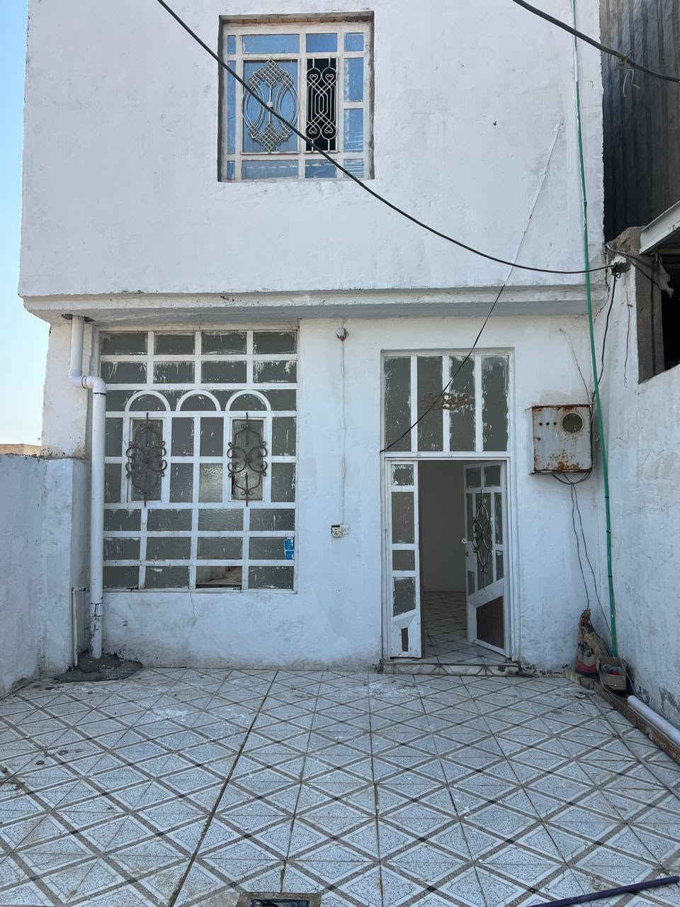 للبيع دار،سكن طابقين طابو ملك صرف
بابل الحله شارع 80 من جهة طريق النجف شارع صيدليه نموذجيه كراج سياره كبير سيراميك وغرفتين نوم وهول ارضي وبالطابق العلوي هول كبير وغرفه نوم كبيره مع مجموعه صحيه ومجموعه صحيه خارجيه وخزانين ماء،وماطور،ماء  المساحه 100 متر والدار،باسمي اشتراك ماء وميزانيه كهرباء
سعر البيع 110 مليون جوا السووك
للاستفسار عن السعر  واي شي اخر الاتصال
***********
***********
