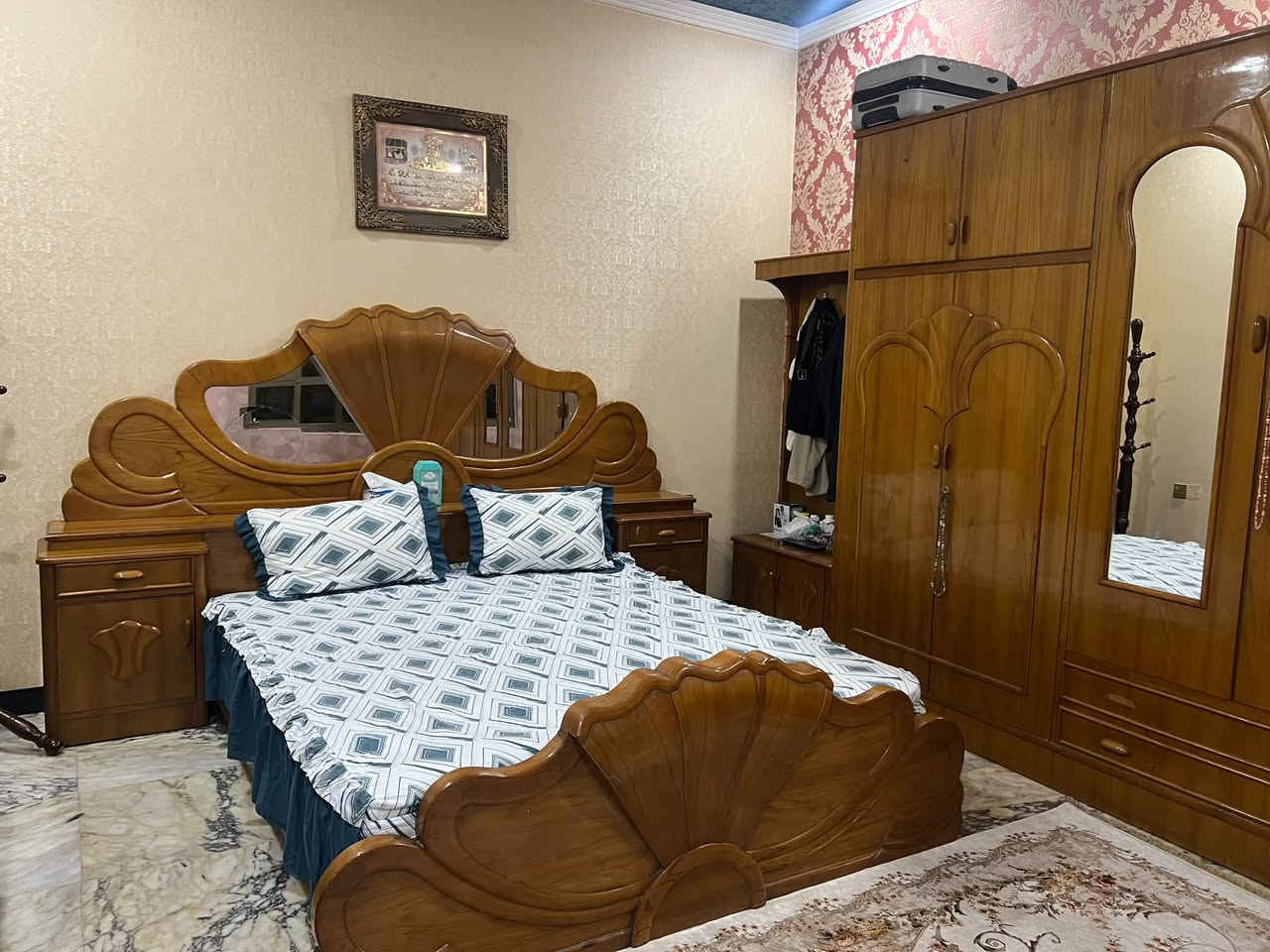 غرفه صاج عراقي 100‎%‎ ست بيبان مع ملحق وزاتين جانبيه و ميز تواليت و كومدي سعرها مليون ونص وبيه مجال للتواصل اتصال على هذا الرقم (***********) عنوانه حي جيمله شارع العقيله زينب قرب جامع مجيسر
