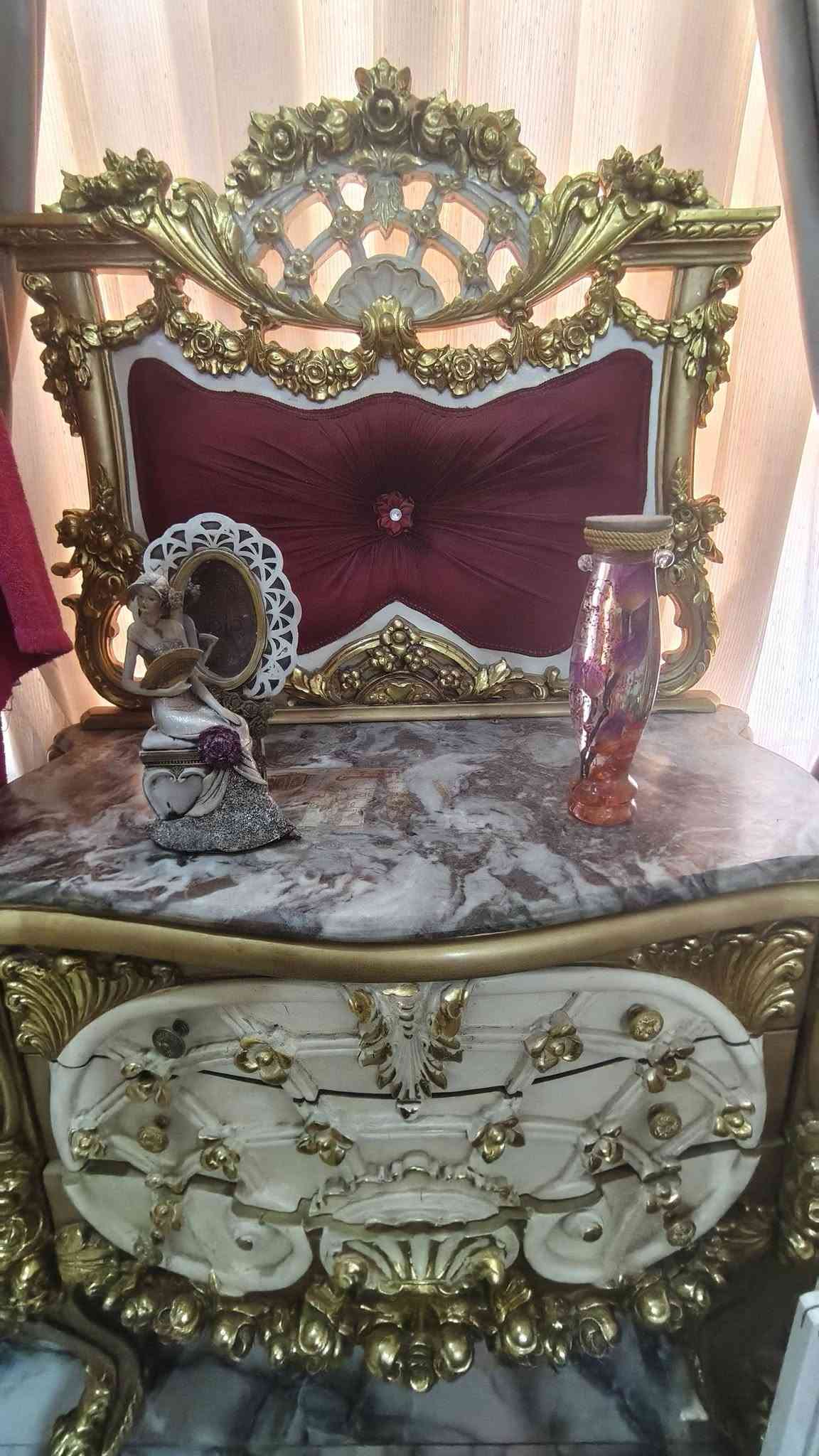 غرفه مصريه درجه اوله خشب زان دمياطي طلب خاص من مصر مشترينه ب٥ ملايين الغرفه ضخمه وثقيله جداً السعر مليونين وبيها مجال قليل ***********
