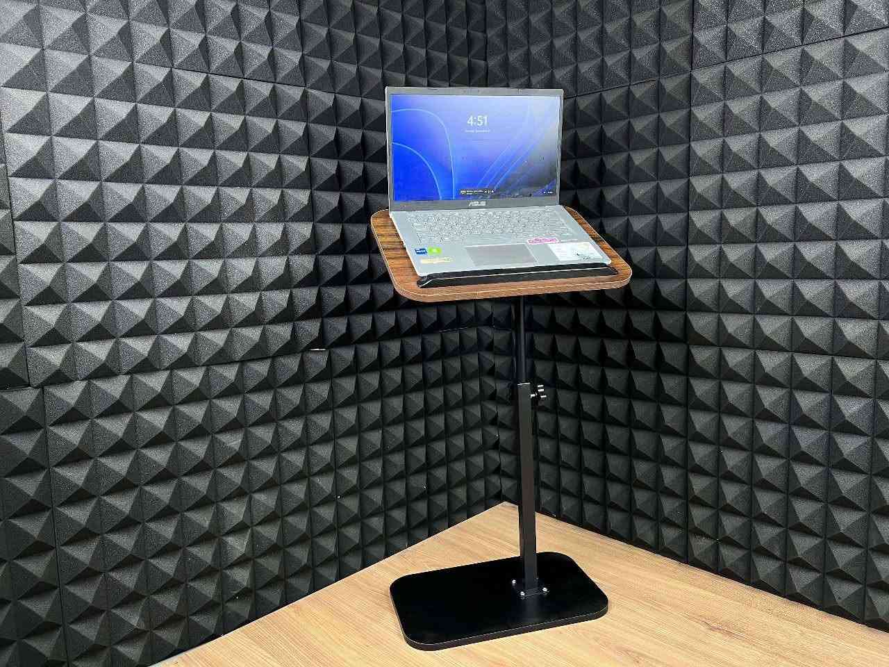 ميز وطاولة لابتوب بتصميم قابل للتعديل
