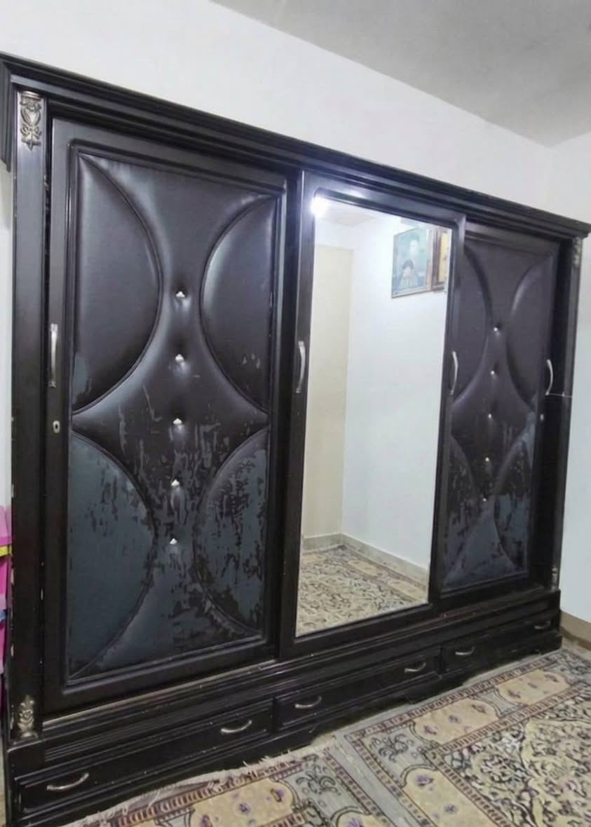 السلام عليكم ورحمة الله وبركاته 

غرفة مكونة من 6 قطع 

سرير 
كومدي جوانب 2
ميز مراية 
كنتور 
زاوية أو تعلاكة خاولي

ماليزي خشب صاج
مو من ذني الرجيجات قوية وتتحمل 

ب400 وبيها مجال 

الحسينية شارع الشركه 

للاستفسار الاتصال على الرقم 
***********
