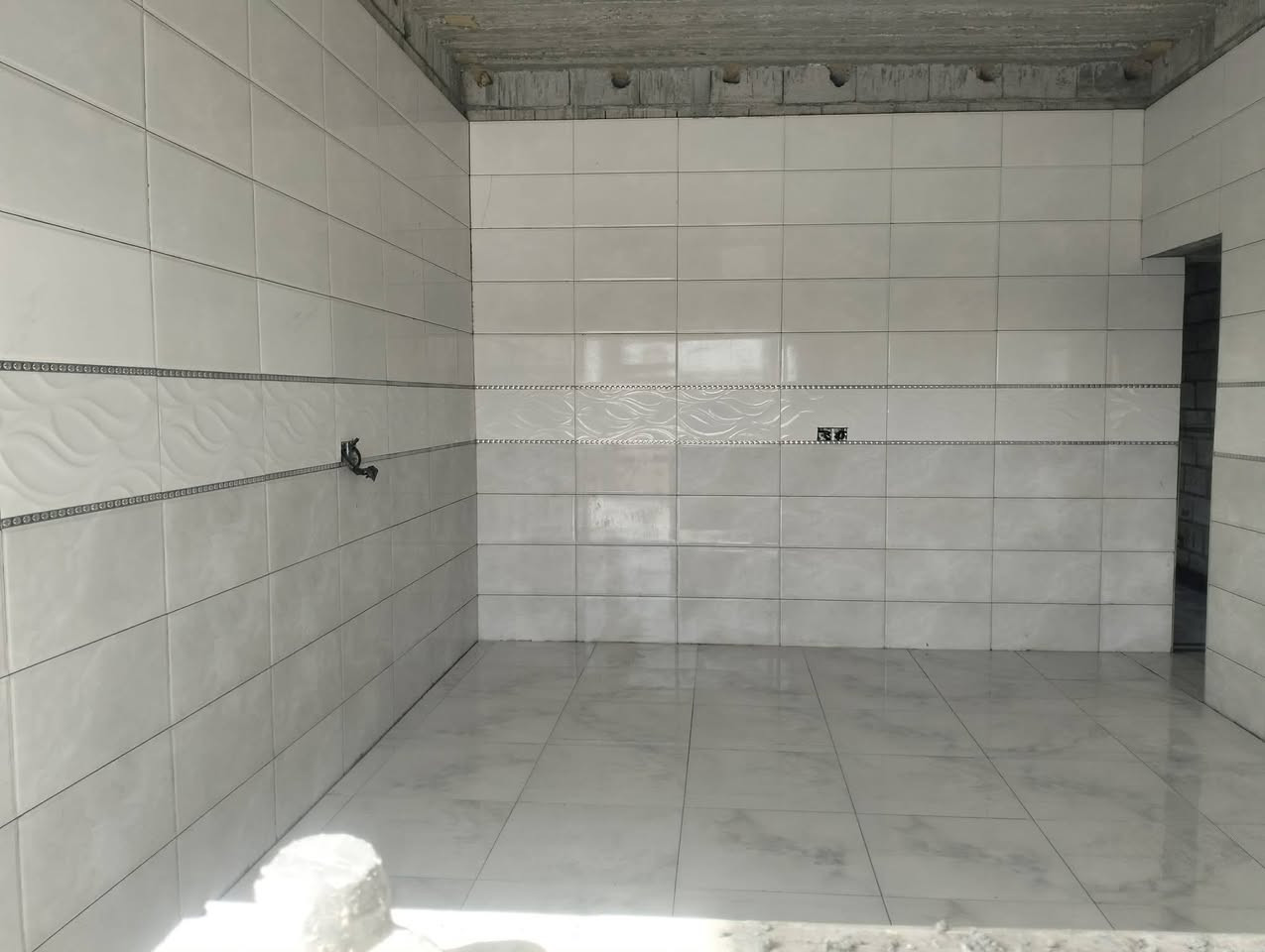 السلام عليكم كادر سيراميك متفرق حالين شرط استلام مهندس واسعار معقوله
الكادر مكتون من ثلث اسطاوات 
 للاستفسار :*********** باداره ابو شنب
