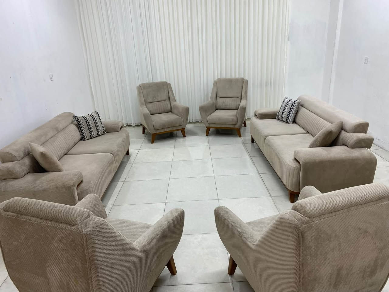 تخم تركي 10 نفرات ماركه مودا سوفا   بتصميم حديث   خشب زان بالكامل مقاعد بولستر ضهر سلايت ميزه السرير نضيف جدا عنوان اربيل باداوه  للتواصل ماسنجر واتساب ***********
