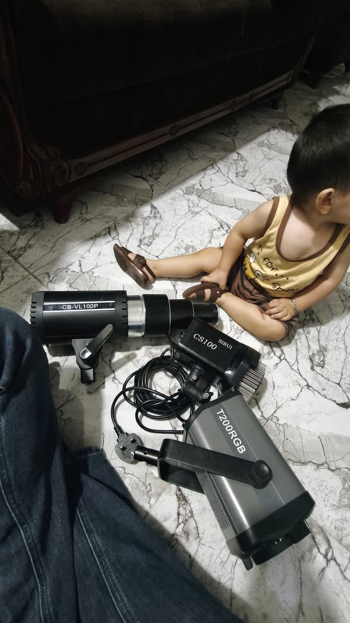 مجموعة اضاءه مستمرة مع ستاندات للبيع 
اضاءه مستمرة من سيرو ١٠٠ واط السعر ٧٠ الف 
اضاءه rgb 200 w السعر ٧٥ الف 
اضاءه ١٠٠ واط cb تو كلر السعر ٥٥ الف 
سنوت اشكال متعددة السعر ٣٠ الف 
ستاندات عدد ٣ السعر الاجمالي ٧٥ الف 
متوفر توصيل ***********
