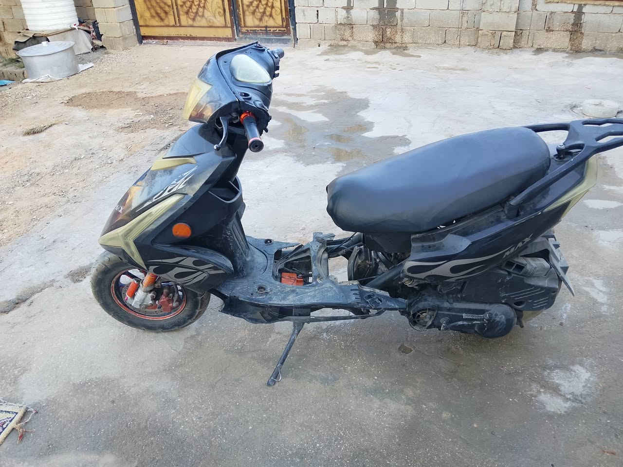 ماكس مضلع 
شغاله من كلشي مابيه نقص 
نكره سلف 
كزوز رياضي 
شويه كفرات تعبانه 
شرط شلعه معدل سعره ٣٠٠ وبيه مجال ***********
