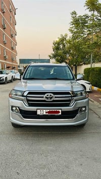 لاندكروز كراند • ٢٠١٩ • ٨٨٠٠٠ كم