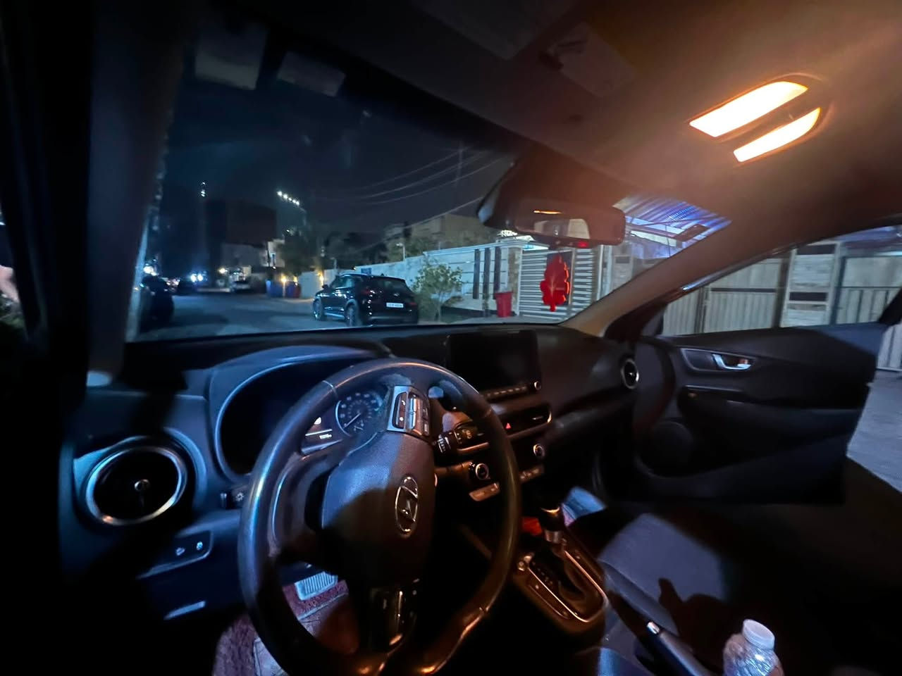 سلام وعليكم كونا للبيع 2023 ماشية 70الف قطعة تبريد واحدة cvt السيارة الكهربائيات مالتهة سليمة من كل شي كفالة عدا الصندوگ مبدل اصلي وصبغ وبيهة تكحيل بل جاملغ الامامي المكينة دوش ونوزل طويل السيارة تمشي على التبليط فقط وتحطها على D تمشي وعلى الـR ترجع وسايد بريك 
السعر
::شدة و١٥::
بيهة مجال انشاء الله بس بسيط للاستفسار 
***********
هلا بيكم😂♥️
