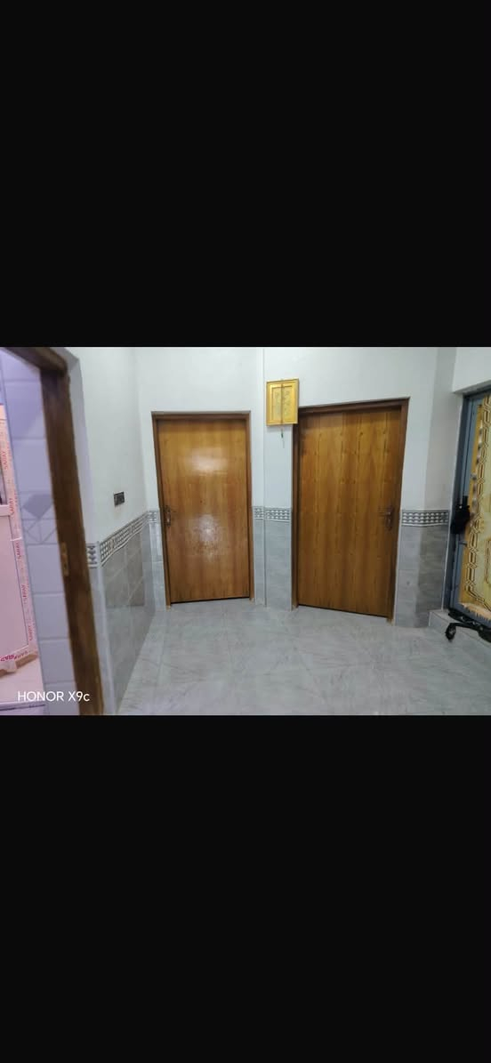 السلام عليكم دار للبيع منطقه التقيه الثانيه قرب مجمع السلام السكني  بناء حديث اقل السنه 
طابو زراعي سند ٢٥ معامله التطويب كامله بالبلديه ومرقم قريب على الشارع مساحه الدار ٢٣٠متر بناء جديد طابق واحد كونكريت مسلح طابوق 
غرفتين نوم 
صاله
استقبال
مطبخ  ٢ حار بارد 
صحيات مع حمام داخلي 
صحيات خارجيه 
مناور عدد ٢ 
 طارمه جبيرة
للاستفسار واتساب او الاتصال على الرقم ***********

نص مكتوب في الصور:
- HONOR X9c