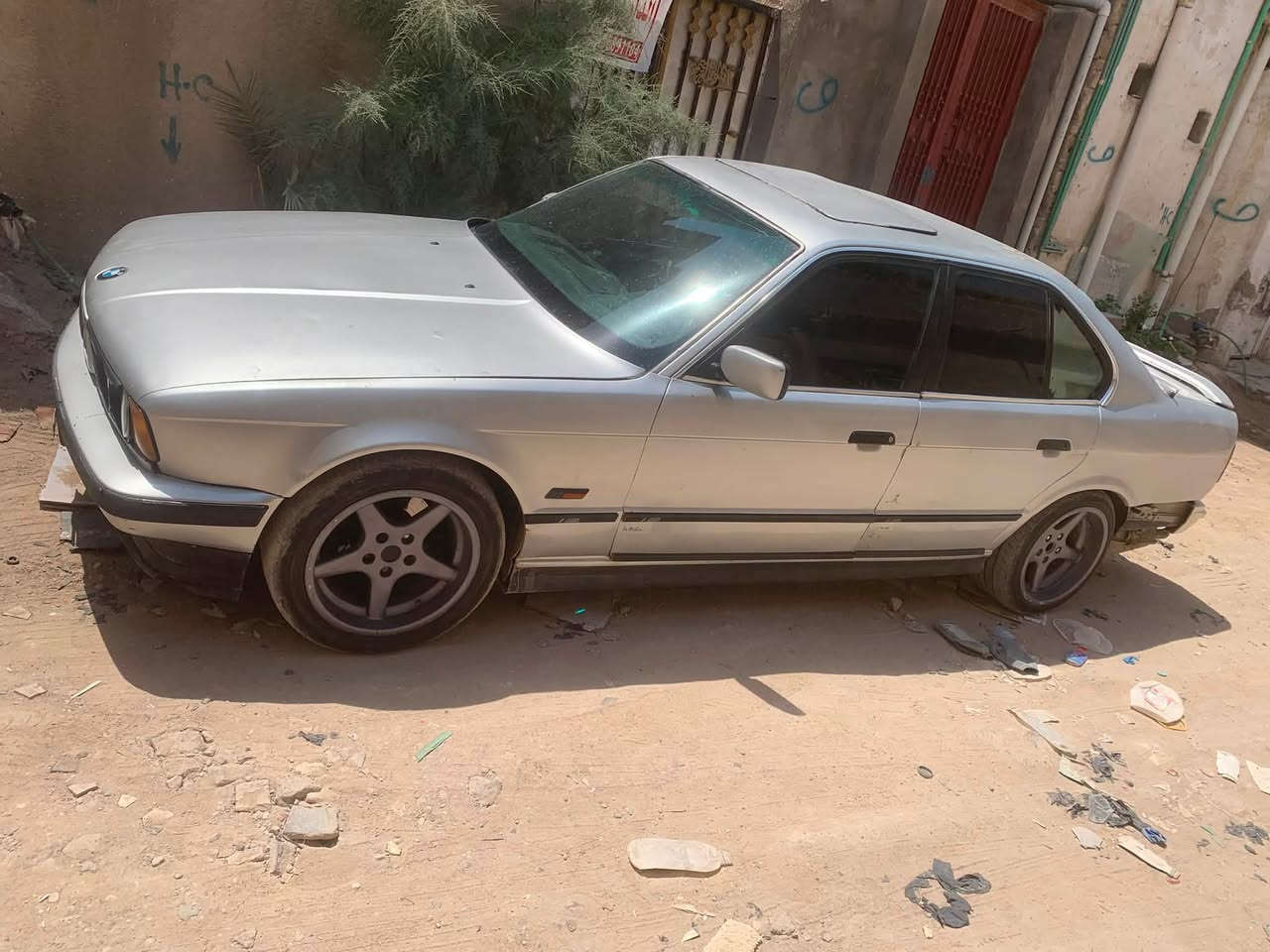 سلام عليكم سياره بي ام  525 مسكر فانوس سياره مكينه كير جيس هستوني مرتبهن تبريد شغال سياره اترايك البغداد تريد وكاله او تحويل سعره ٤٥ وبيه مجال قليل او مراوس بسياره *********** مكاني زبير
