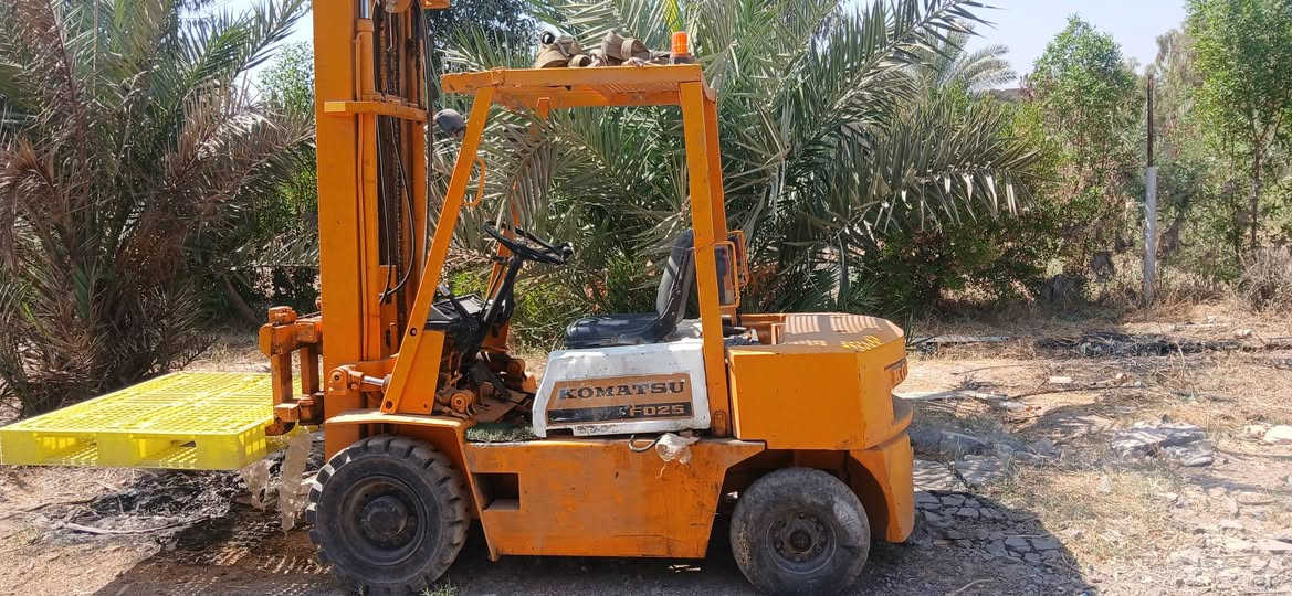 رافعه شوكيه للبيع كوماتسو ٢.٥ طن شغاله وجاهزه ٣حركات خيط بخار كاز مكان بغداد جسر اديالى للاستفسار *********** السعر ٣٥
