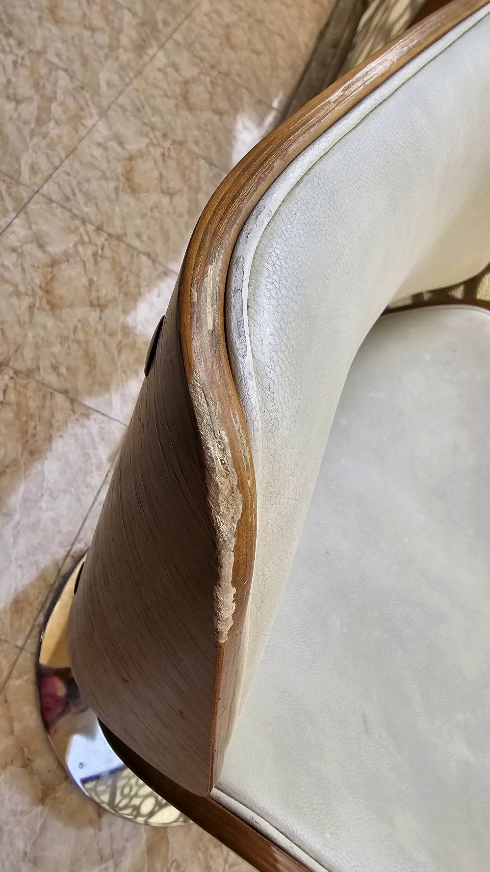 كرسي ستول بار عالي متين نظيف جدا
استعمال (6 اشهر) فقط
سعر الشراء (95 الف) للكرسي الواحد
سعر البيع (50 الف) للكرسي الواحد
الاضرار بسيطة وموضحة بالصور