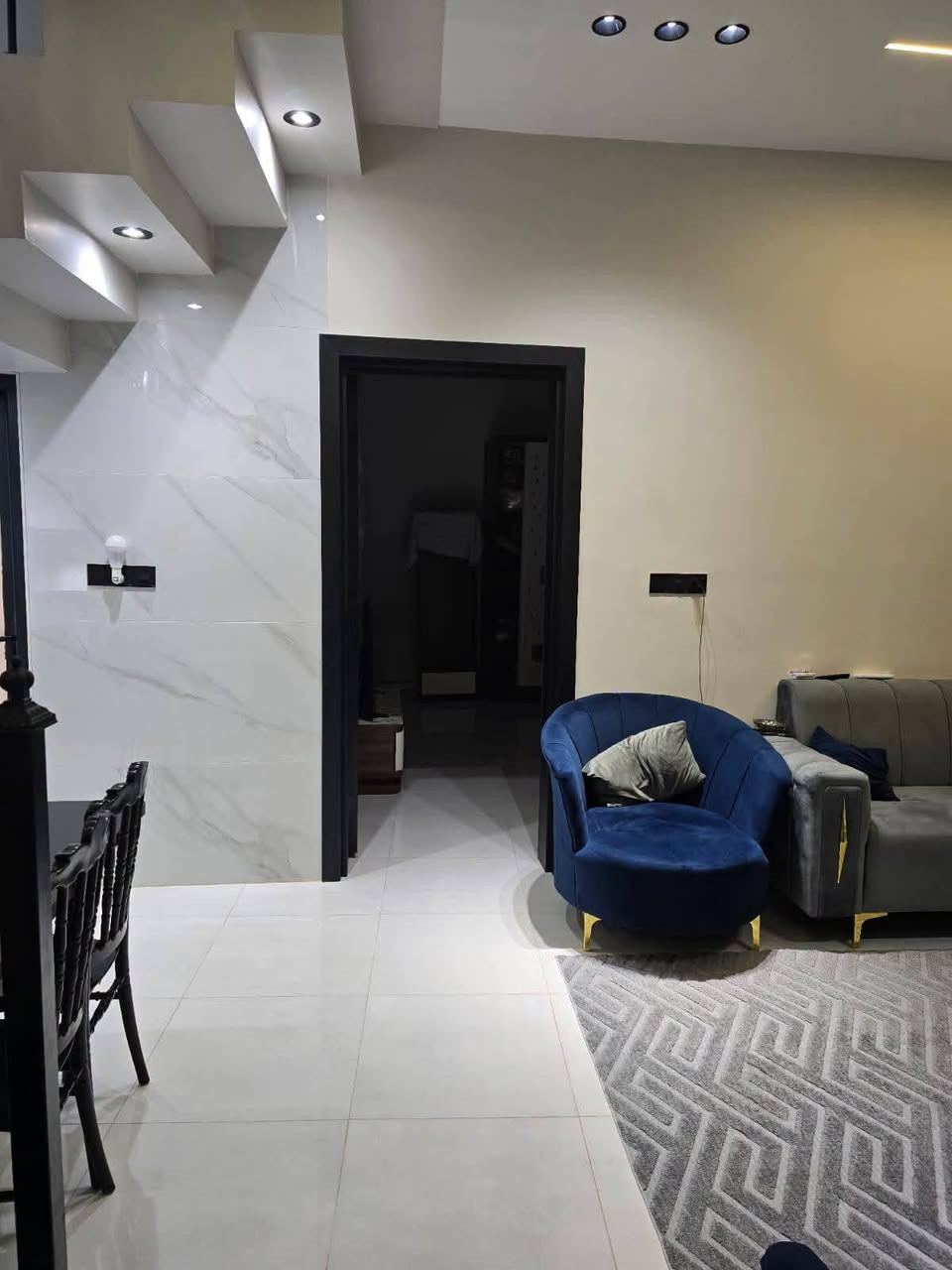 مؤثــــــث بالگامـــــــل
🏡بيت للبيـــــــــع موقع مميز #جداً #جداً محيزم ال7 
قــــرب شــــارع عنانــــــة سنـجـــــار شــــــارع 10م 
يبعــــد 50م عــــــن شــــــــارع كربــــــــــلاء
________________
المساحــــــة // 100م #طابـــو #زراعـــــي #سنـــــد25 
الواجهـــــــــة  // 7م
النــــــــــــــــزال // 15م
________________
🧱🏗️ #البنــــــــــــاء 
غرفـــــــــــة وصالـــــــــــة وهــــــــــول ومطبــــــــــخ ومجـمـــــــــــع صحيـــــــــات ومنــــــــــاور وطارمـــــــــة ...
________________

ملاحظة // البناء بأرقى المواد وشغل البناء درجة أولى

ارضية كلها 60×60 وتطبيك الارضية فرش حصو مع بسيس بالاضافة الى مادة

المطبخ والحمامات والمناور كلها تطبيك الواح وليس سيراميك

صبغ البيت داخل وخارج نوع جوتن ضمان 10 سنوات 

بورد نظام كامرات وانترنت مخفي

ابواب تركي اصلي ضمان مع ابواب حمامات المنيوم

مغاسل تعليك مع غربية تعليك نوع توته

حمامات الواح مع خلاطات تركي اصلي

البيت جبسن بورد مع انارات بروفايل وانارة مخفية

بوكسات خارجية للغاز والماطور وجزامة احذية مع تانكي 1000 لتر
للأستفســـــــار . *********** ملاحظه البيت يباع مع الاثاث او بدون
